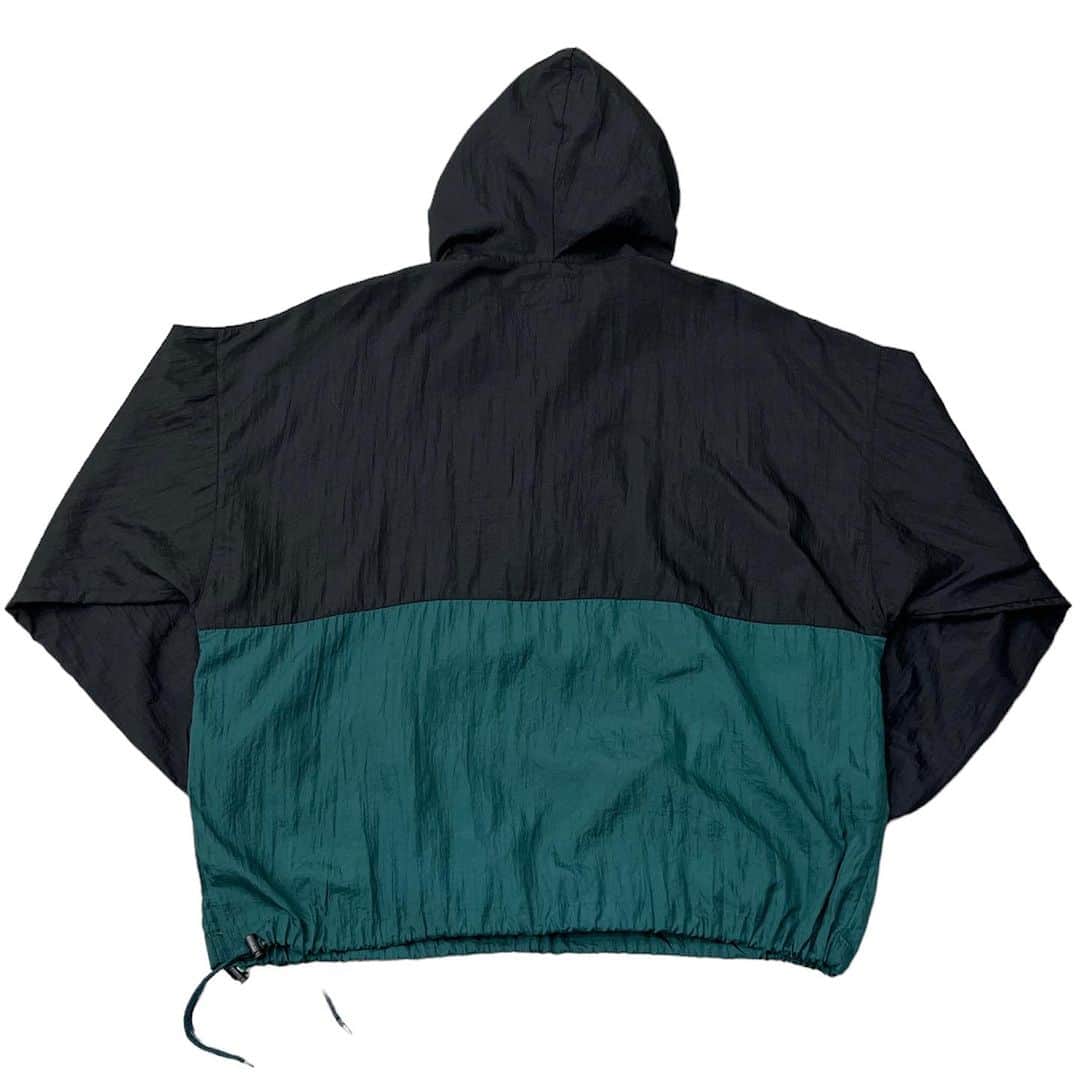 ジャムルさんのインスタグラム写真 - (ジャムルInstagram)「90's 2トーン ナイロンアノラック ¥6200+tax(6820) .  2トーンナイロンアノラック。 XXLでボリュームあるシルエットも、黒xグリーンの色味もTHE 90'sでかっこいい！ 1枚でも、レイヤードでも◎ .  WEB SHOPに入荷しております。 是非ご覧ください。 jammru.com #jammru #お問い合わせはお電話で承ります  #大阪古着屋#心斎橋古着屋#usedmix#アノラック #osaka  #fashion  #streetstyle  #streetfashion  #vtg  #vintage  #used  #usedclothing  #古着 #古着屋 #ファッション #70s #80s #90s」10月16日 17時49分 - jammru