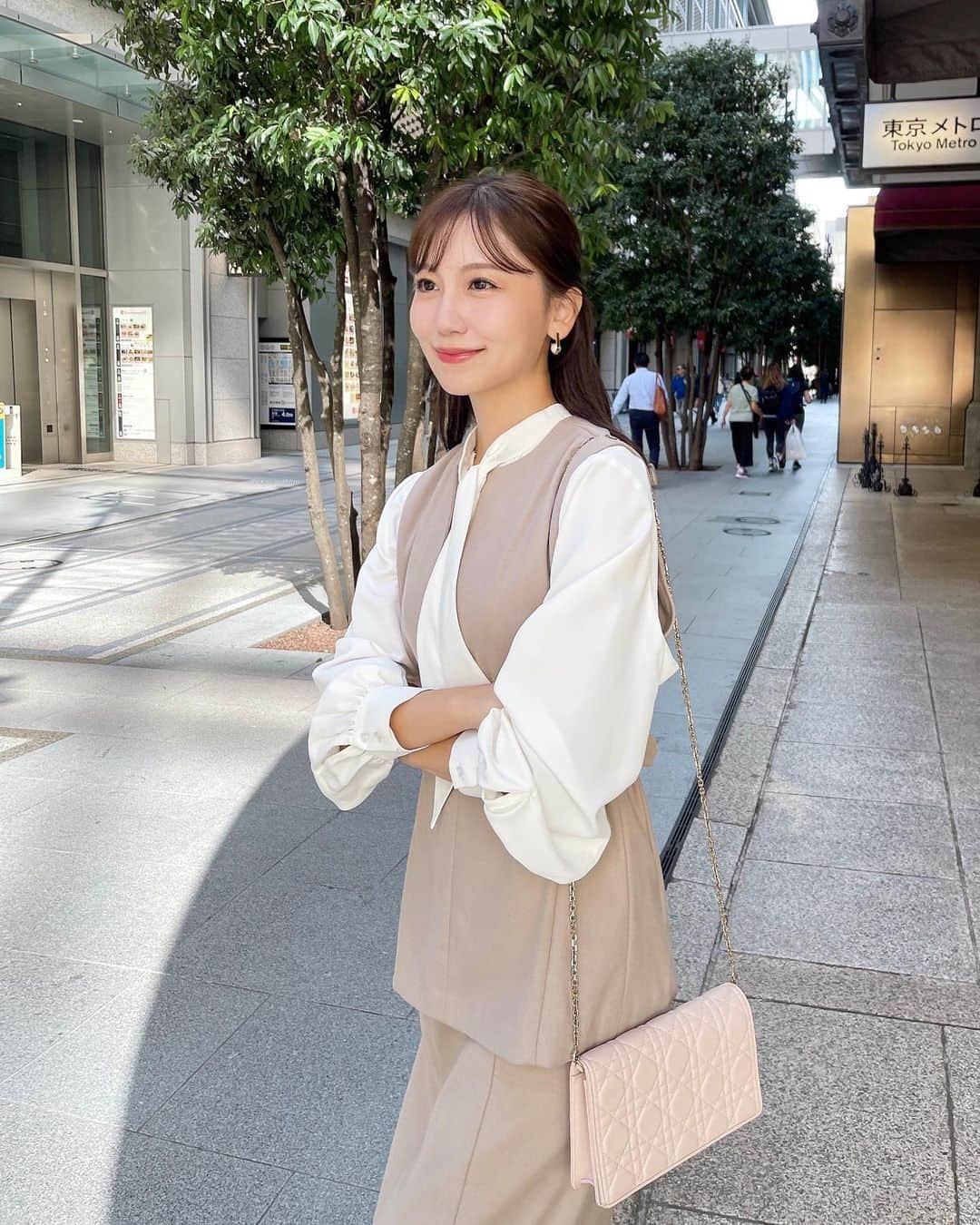 小嶋真子さんのインスタグラム写真 - (小嶋真子Instagram)「⁡ セットアップとしても着用できるトップスとスカートは 先行予約でもとても人気でした☺️♡ ⁡ LOOKではタートルニットを合わせましたが ブラウス合わせも素敵でおすすめです..🪞✨ ⁡ 別々でも沢山着回せる2アイテムなので またコーデご紹介しますね 🦢💐 ⁡ •side belt no sleeve pullover (beige / charcoal grey) •slit pencil skirt (beige / charcoal grey) 10/19 (木) 20:00 - 📦 ⁡ blouse #arumdy」10月16日 17時50分 - makochan_2525