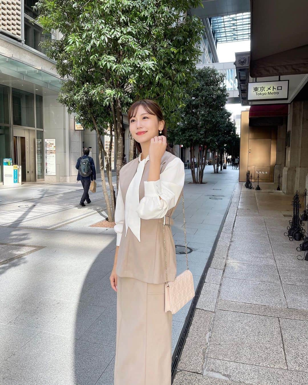 小嶋真子さんのインスタグラム写真 - (小嶋真子Instagram)「⁡ セットアップとしても着用できるトップスとスカートは 先行予約でもとても人気でした☺️♡ ⁡ LOOKではタートルニットを合わせましたが ブラウス合わせも素敵でおすすめです..🪞✨ ⁡ 別々でも沢山着回せる2アイテムなので またコーデご紹介しますね 🦢💐 ⁡ •side belt no sleeve pullover (beige / charcoal grey) •slit pencil skirt (beige / charcoal grey) 10/19 (木) 20:00 - 📦 ⁡ blouse #arumdy」10月16日 17時50分 - makochan_2525