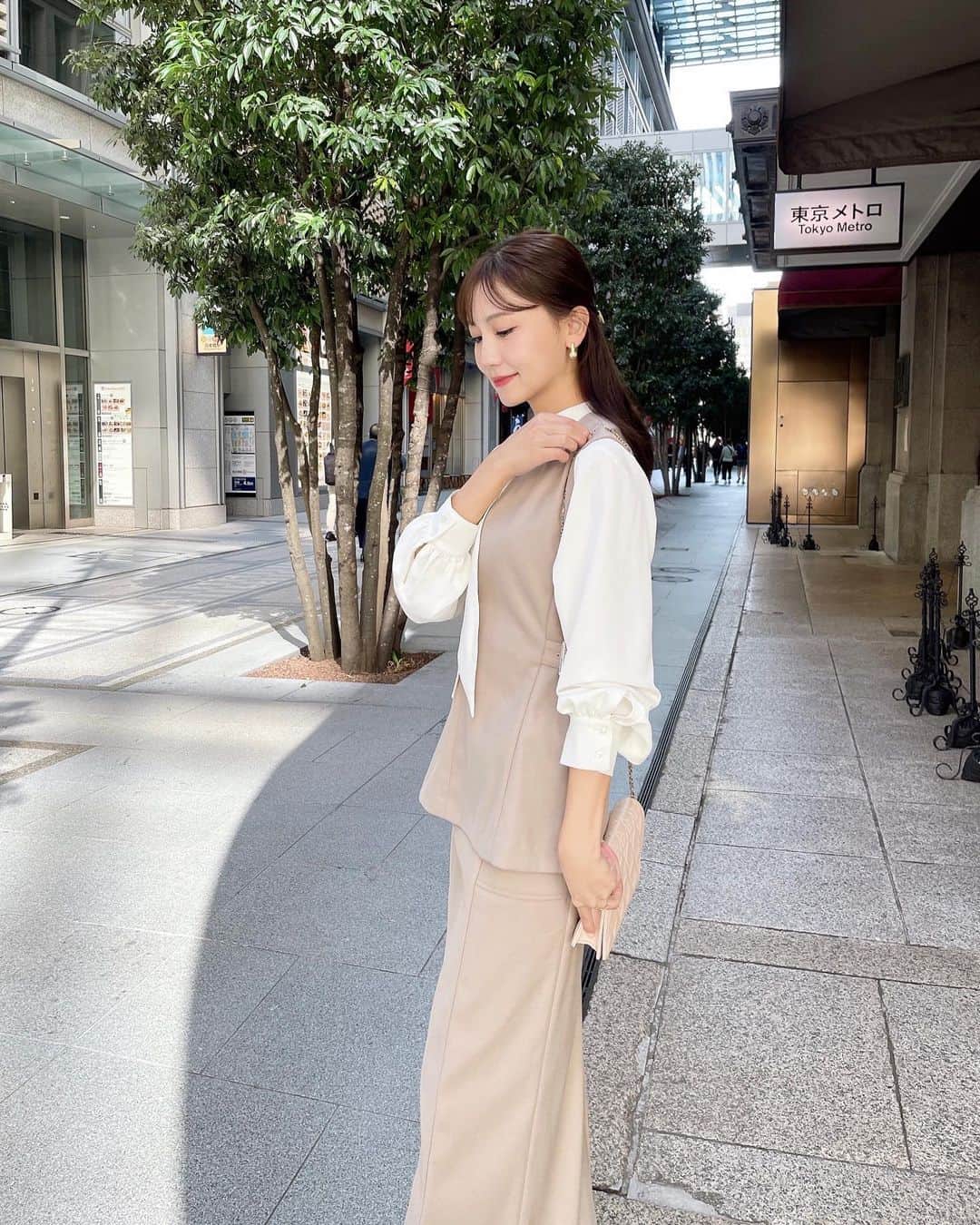小嶋真子のインスタグラム：「⁡ セットアップとしても着用できるトップスとスカートは 先行予約でもとても人気でした☺️♡ ⁡ LOOKではタートルニットを合わせましたが ブラウス合わせも素敵でおすすめです..🪞✨ ⁡ 別々でも沢山着回せる2アイテムなので またコーデご紹介しますね 🦢💐 ⁡ •side belt no sleeve pullover (beige / charcoal grey) •slit pencil skirt (beige / charcoal grey) 10/19 (木) 20:00 - 📦 ⁡ blouse #arumdy」