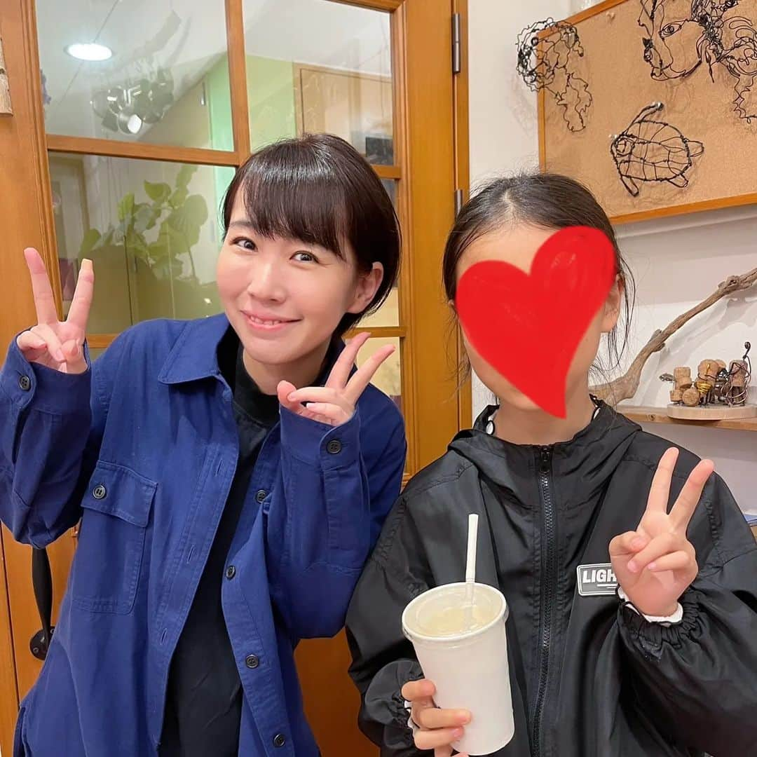 水野友貴さんのインスタグラム写真 - (水野友貴Instagram)「よつ葉の看板娘と会ってお話できました☺️‼️ おばちゃんのお話に付き合ってくれて、ありがとう😉👍️🎶そして、いつも素敵に髪型をしてくれてありがとう✂️✨☀️✨  おばちゃんもコーヒーシェイク飲んでみたい🥤  #ショートヘア #ショートカット #ショートカット女子 #よつ葉 #我孫子の美容室 #我孫子 #我孫子の美容院 #hairandrelaxationよつ葉  #水野ゆうき」10月16日 17時42分 - mizunoyuuki