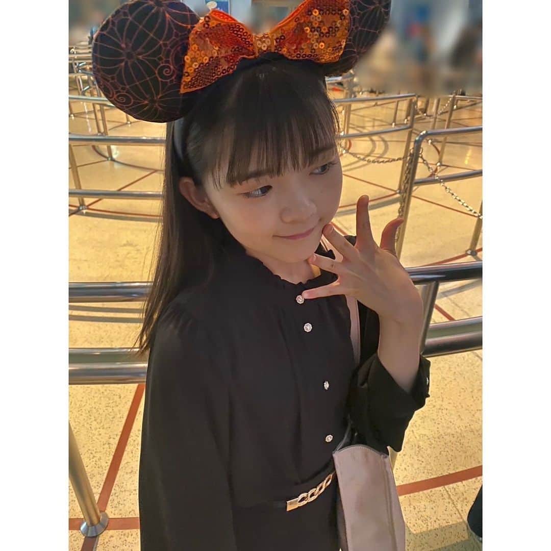 ANGERMEのインスタグラム：「. こんばんは！#松本わかな です🙉  この前、お姉ちゃんとハロウィンディズニーに行ってきました〜🐭🏰🎃✨  これは、全てお姉ちゃんが撮ってくれた写真です☺️  #ANGERME #アンジュルム」
