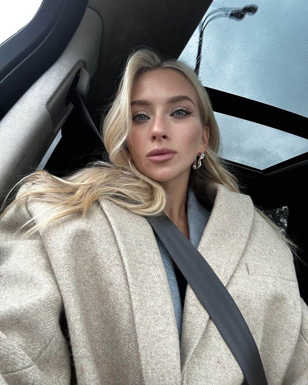 ヴィクトリヤ・シニツィナのインスタグラム：「Хочу вам пожелать классного, продуктивного начала недели💪🏻 А вы мне тоже, пожалуйста, в ответ 🙌🏻   Потому что из дома выходить совсем не хочется☺️」