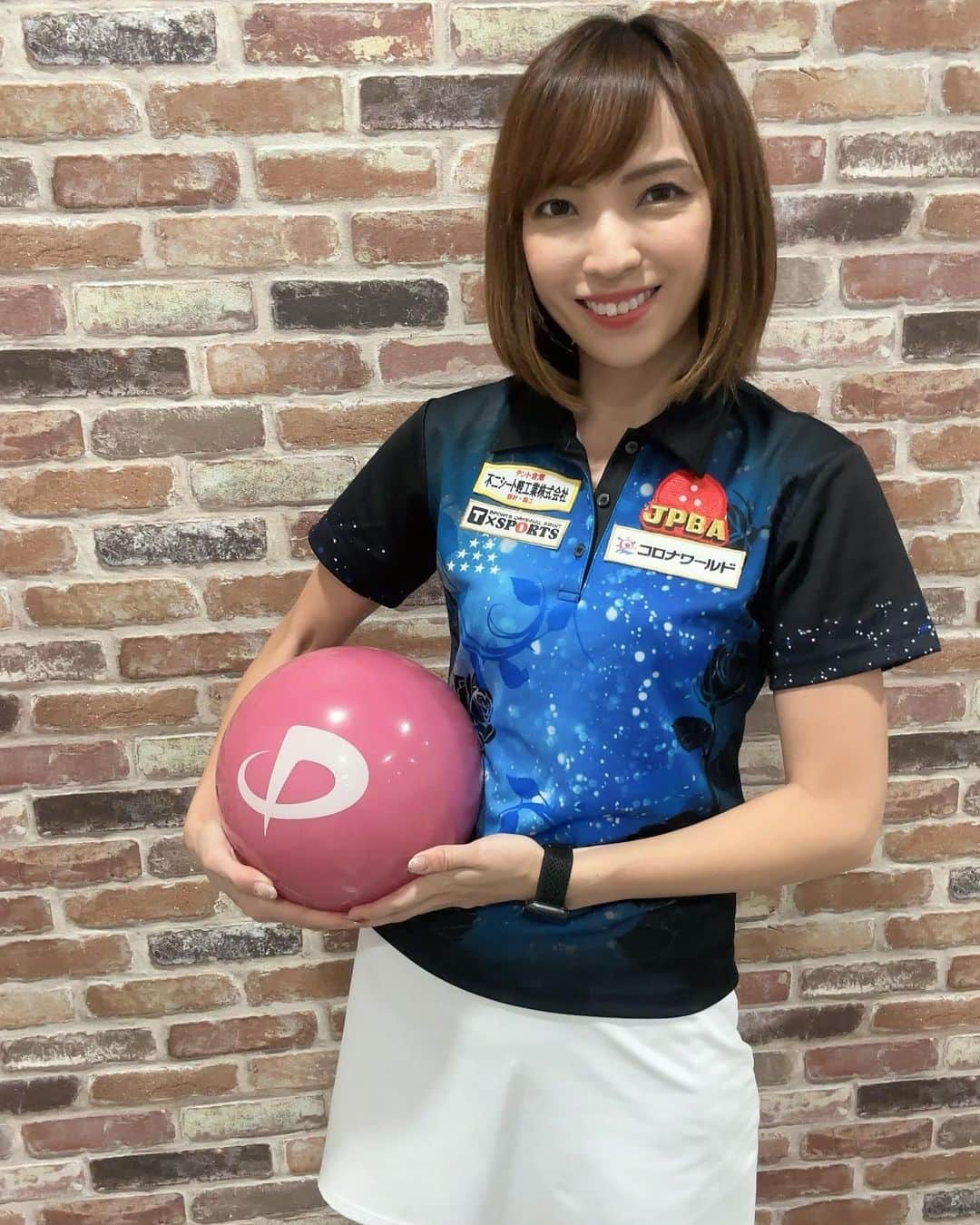 秋山希望のインスタグラム：「. phiten×Korona World✨  また新たにコラボ商品が増えました❣️ 今回は ・ファイテンウレタン ・クリアボール(ブルー・ピンク) ・シングルバック ・ダブルバック です✨  私はウレタン、ピンクのクリアボール、黒のシングルバック、白のダブルバックをゲットしました🎳  皆様もいかがですか？ お揃いにしましょう☺️  コロナの各店舗で購入可能です✨」