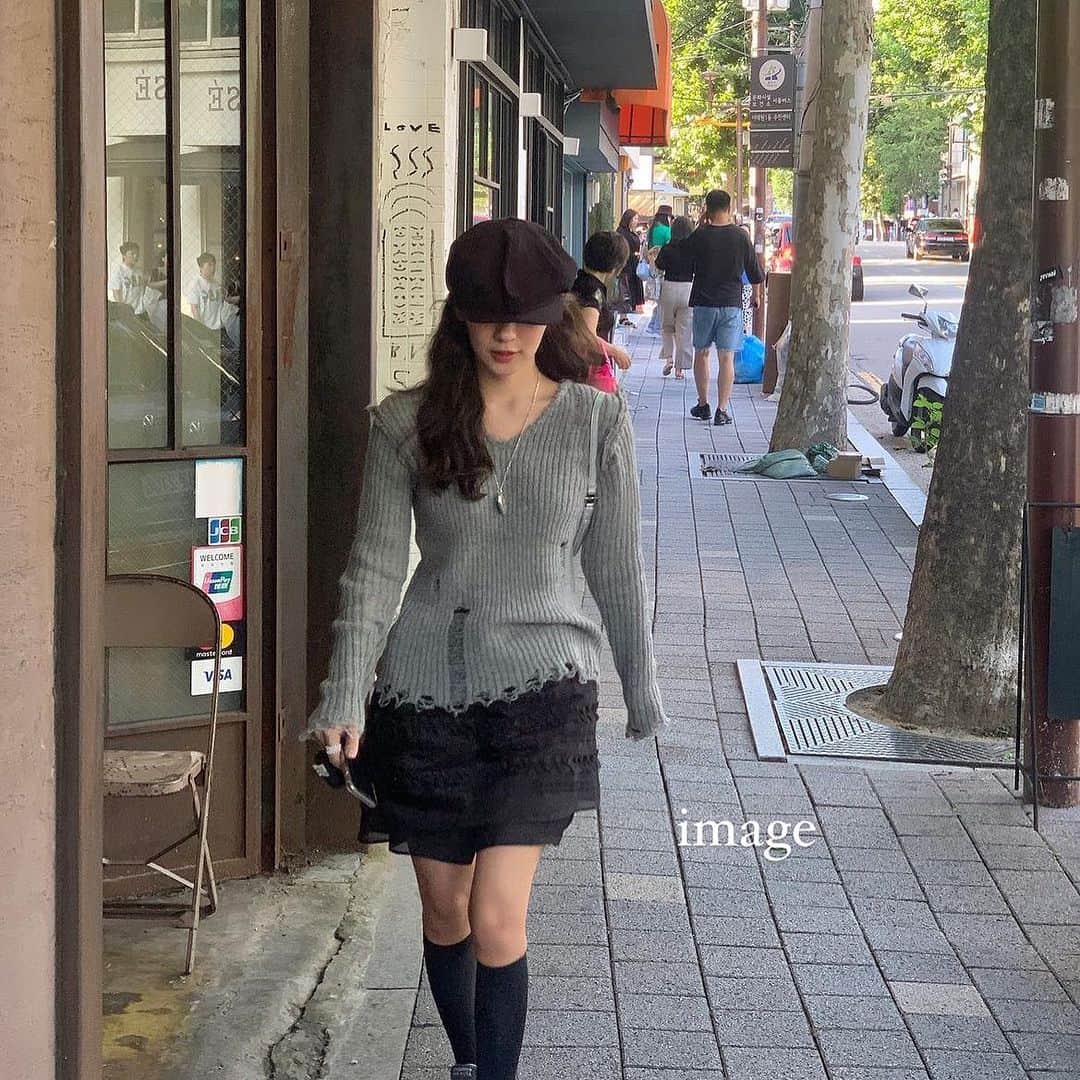 古賀美紀のインスタグラム：「17日(火) 14:00/15:00/16:30  20日(金) 11:30/12:00/13:00 13:30/16:00  ----------------------------------------- 　※ご予約するお客様へ※ 前日の夜 "21:00"以降の前日キャンセルは お控えください🥲 当日の日にち変更、二重予約は、お控えください🙇‍♂️ 無断キャンセルした方は （次回shima全店舗含めご来店時に30%キャンセル代頂きます） ご連絡の無しの15分遅れの場合30%キャンセル料頂きますので、 遅れそうな場合は、お店にご連絡お待ちしてます🥺 仕事中Dm'は気付きませんので🙇 ------------------------------------------  #韓国ヘア　#淡色女子 　#韓国インテリア」