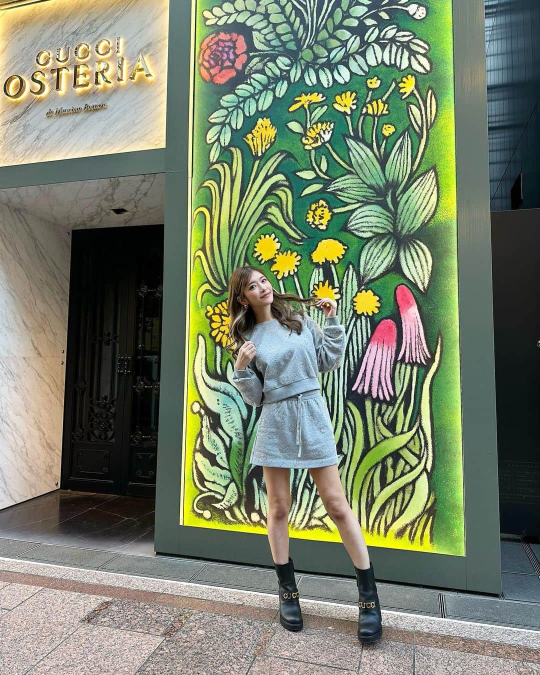 ららちゃんのインスタグラム：「. Gucci Osteriaの前でおニューのgucci着てはしゃぐ私  ちょっと照れてます。  #どんだけ好きなのってなるやつ #gucci」