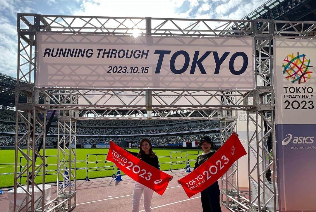 MINAMIさんのインスタグラム写真 - (MINAMIInstagram)「#pr アシックスさんの招待で 東京レガシーハーフマラソン2023 人生初マラソン行ってきました❤️ @asicsrunning_jp  結果は15キロあたりでタイムオーバーになってしまい、完走できなかったです。 たくさんサポートいただいたのに申し訳ない気持ちと悔しい気持ちでいっぱいです😢 でも挑戦して良かったなと心から思ったし、素敵な思い出になりました！ 一生の思い出👏❤️🤣  夏くらいから練習して遠征も多かったりで忙しかったけど頑張った🫶 これからも走り続けたいな✨ ゴルフも調子が良くなってる気がするのでがんばります！  初マラソンだったけど本当に大雨で、めちゃくちゃ寒かった☔️こんな雨の中走ること多分もうないだろうなぁ🤣 大雨でも沿道から応援してくださる方がいてとても力になりました😢 もっと練習してまた挑戦したいです🏃  誘ってくれたみさとさんありがとう😚 @misato1030   今日は足ガクガクでした🦵🤣  #東京レガシーハーフマラソン #GELKAYANO #ゲルカヤノ #アシックス #ランニング #ランニング女子 #マラソン #ハーフマラソン」10月16日 17時47分 - minamii_golf