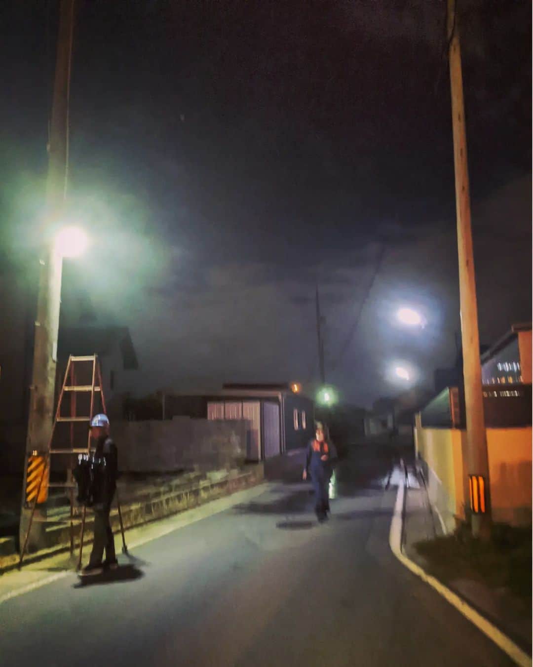 平岡亜紀さんのインスタグラム写真 - (平岡亜紀Instagram)「映画『決断』クランクアップから2週間、打上げから1週間が経過しました。なんだかここ最近バタバタしてしまって今多分ようやく落ち着きました。 撮影前から行きたかった眼科にもようやく行けて嬉しい。笑 時差ありすぎだけど、改めて皆様お疲れ様でした。 あまりにも日々が光陰矢の如く過ぎ去っていくので、私だけまだ過去を彷徨ってます。笑  消防の皆様の雨降らしの操演、ほんとに凄かったな。 その中でしっかり画を追いかけるびしょびしょの撮影部。 アクション部顔負けの俳優部のお芝居も。。 良かった、街灯ある。。って思ってたら街灯が動き出して、いよいよ疲れで🧠おかしくなったかと思ったら、全部照明部が作ってたり。（写真4枚目右の街灯が動き出して👁‍🗨!?） 自治会の方だったり、長野の皆様ほんと応援してくださってご協力頂い て、あんな温かい現場あるのかというレベルでした。 関係者の皆様、改めてありがとうございました🙇‍♀✨  世界に届けるぞー！！🎥🌍❤‍🔥」10月16日 17時48分 - akihiraoka1211