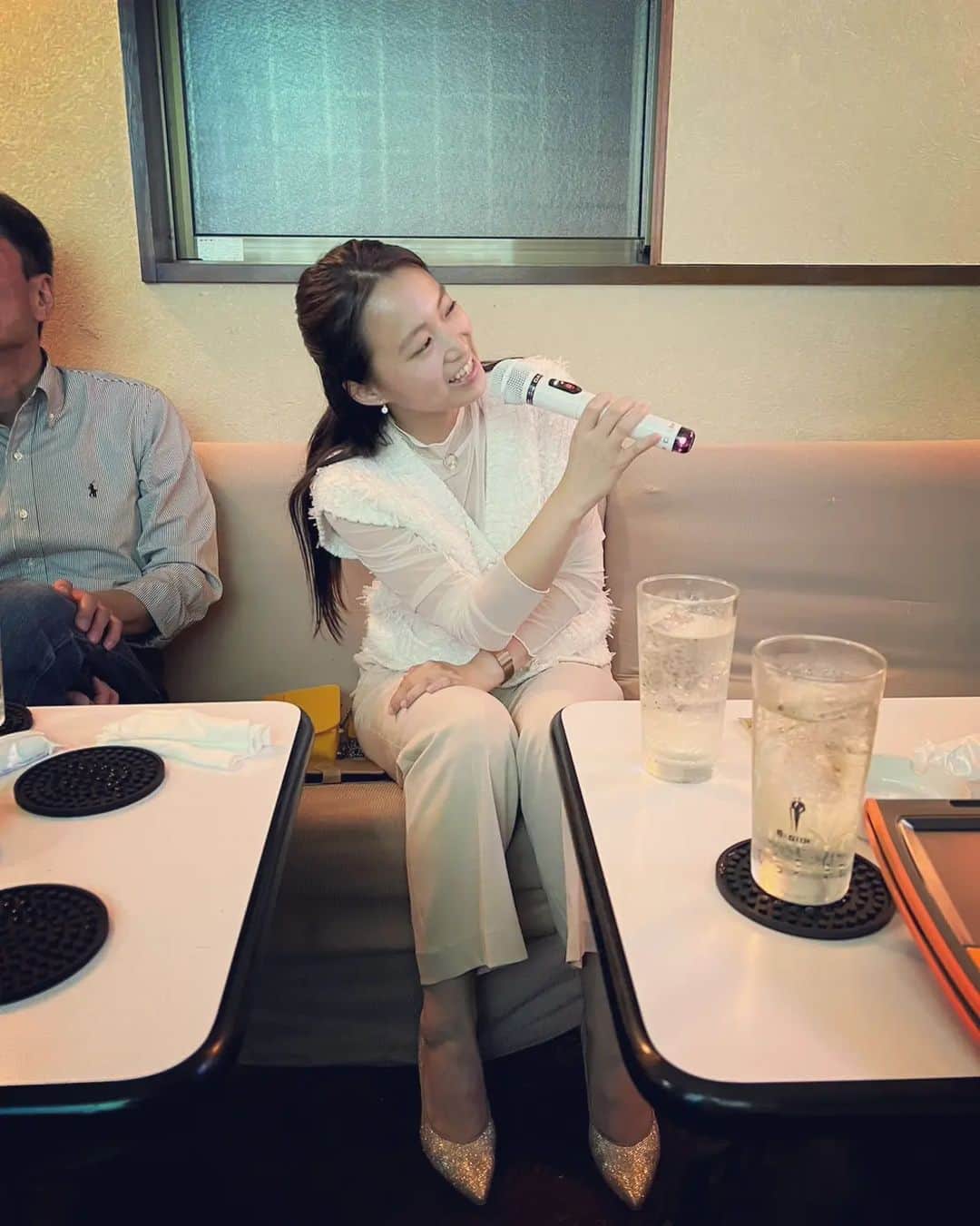 平岡亜紀さんのインスタグラム写真 - (平岡亜紀Instagram)「映画『決断』クランクアップから2週間、打上げから1週間が経過しました。なんだかここ最近バタバタしてしまって今多分ようやく落ち着きました。 撮影前から行きたかった眼科にもようやく行けて嬉しい。笑 時差ありすぎだけど、改めて皆様お疲れ様でした。 あまりにも日々が光陰矢の如く過ぎ去っていくので、私だけまだ過去を彷徨ってます。笑  消防の皆様の雨降らしの操演、ほんとに凄かったな。 その中でしっかり画を追いかけるびしょびしょの撮影部。 アクション部顔負けの俳優部のお芝居も。。 良かった、街灯ある。。って思ってたら街灯が動き出して、いよいよ疲れで🧠おかしくなったかと思ったら、全部照明部が作ってたり。（写真4枚目右の街灯が動き出して👁‍🗨!?） 自治会の方だったり、長野の皆様ほんと応援してくださってご協力頂い て、あんな温かい現場あるのかというレベルでした。 関係者の皆様、改めてありがとうございました🙇‍♀✨  世界に届けるぞー！！🎥🌍❤‍🔥」10月16日 17時48分 - akihiraoka1211