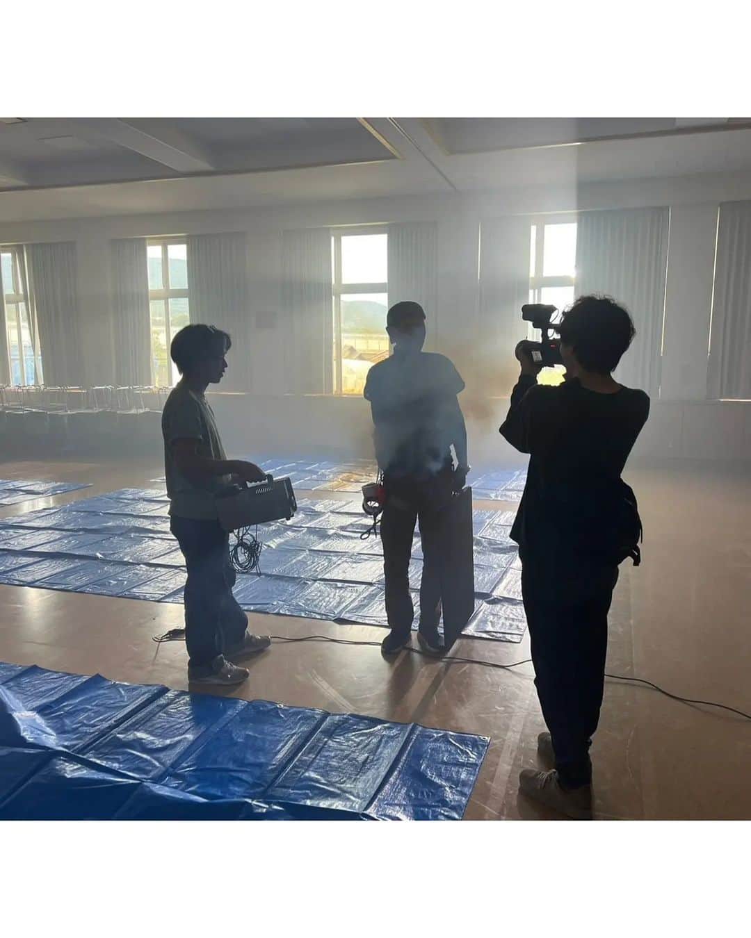 平岡亜紀さんのインスタグラム写真 - (平岡亜紀Instagram)「映画『決断』クランクアップから2週間、打上げから1週間が経過しました。なんだかここ最近バタバタしてしまって今多分ようやく落ち着きました。 撮影前から行きたかった眼科にもようやく行けて嬉しい。笑 時差ありすぎだけど、改めて皆様お疲れ様でした。 あまりにも日々が光陰矢の如く過ぎ去っていくので、私だけまだ過去を彷徨ってます。笑  消防の皆様の雨降らしの操演、ほんとに凄かったな。 その中でしっかり画を追いかけるびしょびしょの撮影部。 アクション部顔負けの俳優部のお芝居も。。 良かった、街灯ある。。って思ってたら街灯が動き出して、いよいよ疲れで🧠おかしくなったかと思ったら、全部照明部が作ってたり。（写真4枚目右の街灯が動き出して👁‍🗨!?） 自治会の方だったり、長野の皆様ほんと応援してくださってご協力頂い て、あんな温かい現場あるのかというレベルでした。 関係者の皆様、改めてありがとうございました🙇‍♀✨  世界に届けるぞー！！🎥🌍❤‍🔥」10月16日 17時48分 - akihiraoka1211