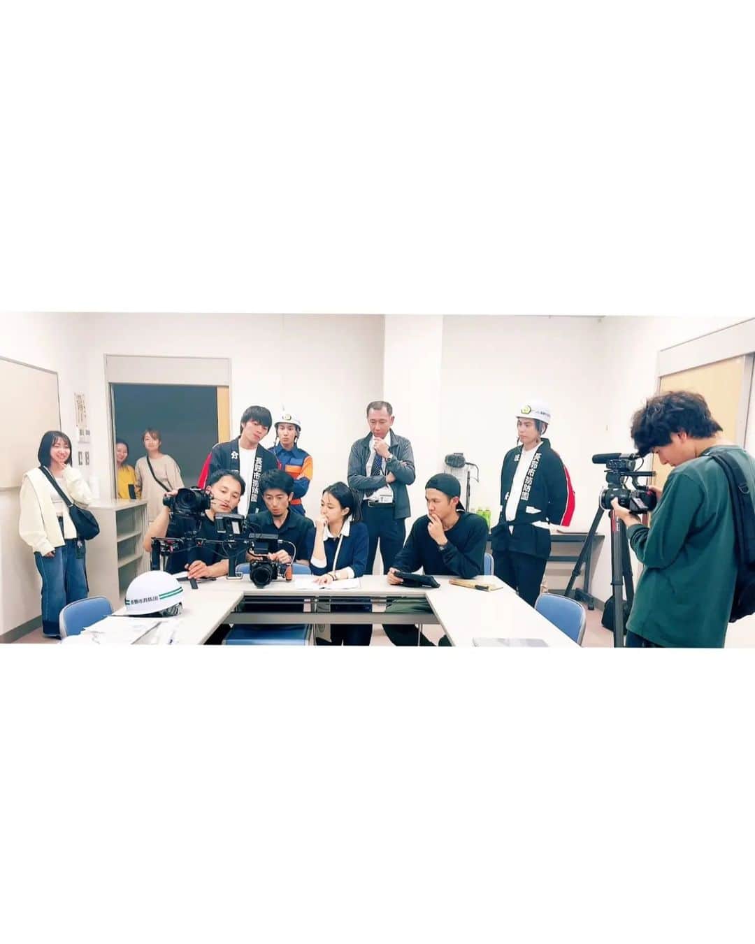 平岡亜紀さんのインスタグラム写真 - (平岡亜紀Instagram)「映画『決断』クランクアップから2週間、打上げから1週間が経過しました。なんだかここ最近バタバタしてしまって今多分ようやく落ち着きました。 撮影前から行きたかった眼科にもようやく行けて嬉しい。笑 時差ありすぎだけど、改めて皆様お疲れ様でした。 あまりにも日々が光陰矢の如く過ぎ去っていくので、私だけまだ過去を彷徨ってます。笑  消防の皆様の雨降らしの操演、ほんとに凄かったな。 その中でしっかり画を追いかけるびしょびしょの撮影部。 アクション部顔負けの俳優部のお芝居も。。 良かった、街灯ある。。って思ってたら街灯が動き出して、いよいよ疲れで🧠おかしくなったかと思ったら、全部照明部が作ってたり。（写真4枚目右の街灯が動き出して👁‍🗨!?） 自治会の方だったり、長野の皆様ほんと応援してくださってご協力頂い て、あんな温かい現場あるのかというレベルでした。 関係者の皆様、改めてありがとうございました🙇‍♀✨  世界に届けるぞー！！🎥🌍❤‍🔥」10月16日 17時48分 - akihiraoka1211