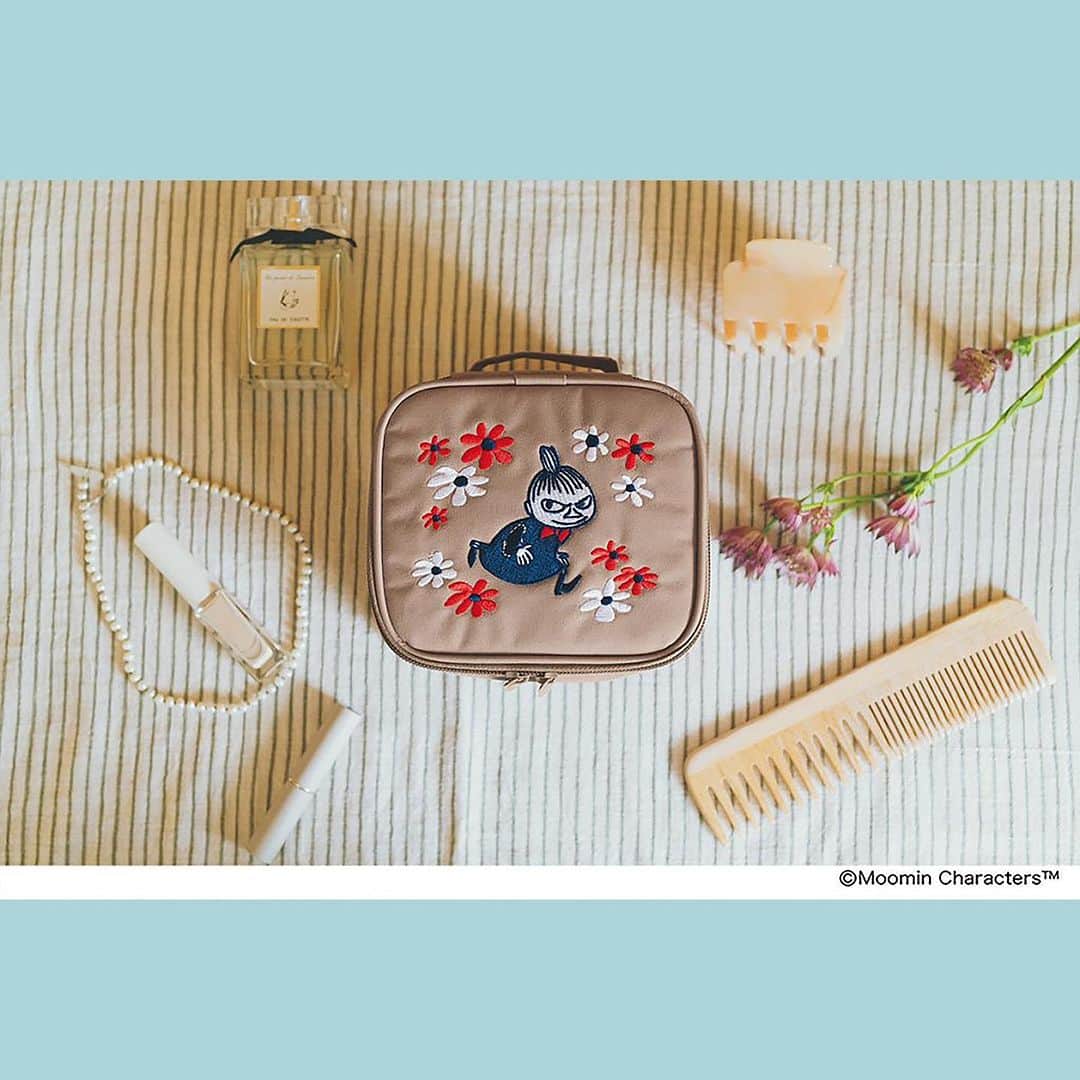 リンネルさんのインスタグラム写真 - (リンネルInstagram)「【リンネル北欧号❄️20(金)発売】 10月20日（金）発売！リンネル12月号の見本誌が編集部に到着しました。  最新号は✨1冊まるごと北欧号✨ 北欧のファッションからインテリア、暮らしにまつわるお話まで、今と未来を豊かにするヒントをたっぷりお届けします。幸福度ランキング上位を占める北欧の方々の、しなやかで健やかな心作りをぜひ参考にしてみてくださいね。  そして表紙は、女優・永野芽郁さん（ @mei_nagano0924official ） 付録はムーミンの豪華3アイテムです。 通常号はリトルミイの刺しゅうがかわいい鏡付きドレッサーポーチ。 増刊・特別号は、ムーミンとリトルミイが柄違いの、ニットカバー付きミニ湯たんぽ。心も温もりに包まれるミニ湯たんぽは、この冬手放せないアイテムになりそう！  間もなく発売の『リンネル12月号』の発売日を、お楽しみにしていてくださいね♪  - - - - - - - - - - - - - - - - - -- - - - - - - -- - - - - - - -  『ムーミン付録』の詳細は下記URL https://liniere.jp/column/lifestyle/36366/  または、 @liniere_tkj のプロフィールのURL先 「付録」からチェック！  - - - - - - - - - - - - - - - - - -- - - - - - - -- - - - - - - -  ©Moomin Characters™  ※一部地域では発売日が異なります ※増刊は宝島チャンネル、セブンネットショッピング、セブン-イレブンでの販売になります ※特別号は宝島チャンネルでの販売になります  #liniere #リンネル #リンネル最新号 #リンネル12月号 #北欧ファッション #北欧旅 #最新号紹介 #雑誌付録 #付録紹介 #リンネル付録 #ムーミン #ムーミン付録 #moomin #湯たんぽ #湯たんぽカバー #ドレッサーポーチ #リトルミイグッズ #リトルミイ #永野芽郁 #フィンランド #北欧デザイン」10月16日 20時00分 - liniere_tkj