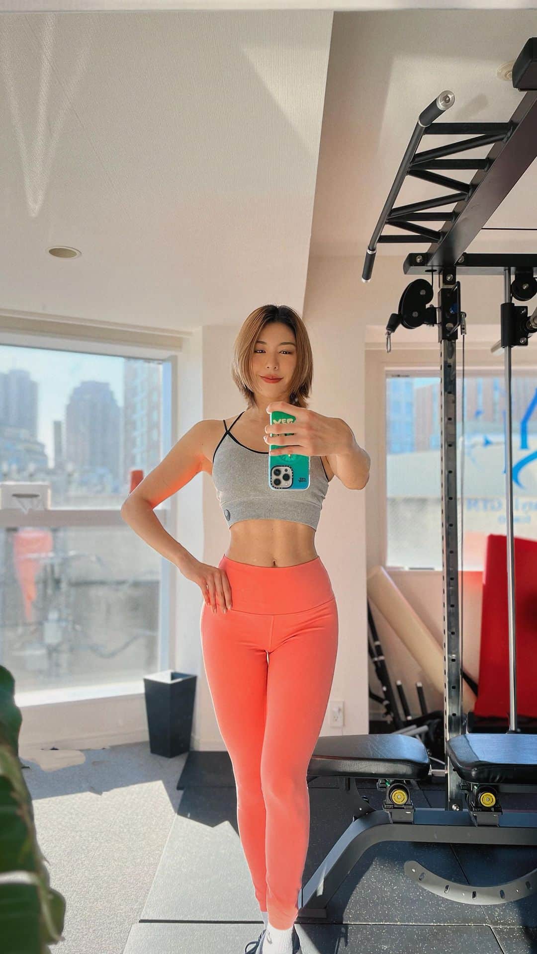 池田ゆりのインスタグラム：「⁡ 秋になるとすこし寂しい気持ちになるのはなぜ？ ⁡ 日照時間が短くなると 「セロトニン」を安定させる 神経伝達物質が減ってしまうから🫧 ⁡ その“余白”部分をどう楽しむかが秋なのかな？ ⁡ 自分たちの中にある、自然と湧き上がる感情を素直に向き合うという季節🍂 ⁡ わたしは秋好きだなー🌳💓 ⁡ #autumn #瞑想 #マインドフルネス #workout #トレーニング #bodymake #食事指導 #生活習慣 #fitness #トレーニング#恵比寿パーソナルジム #女性トレーナー」