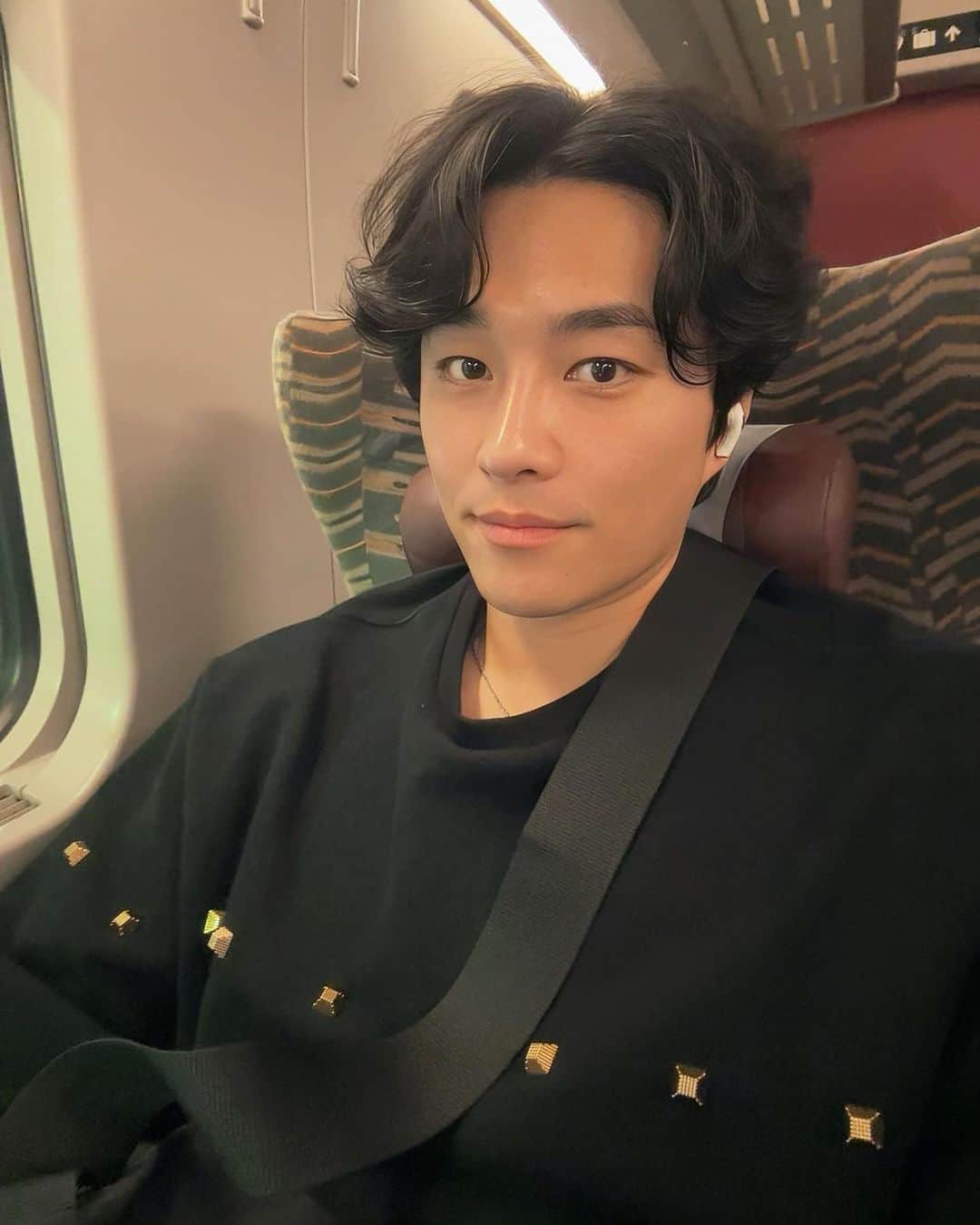 ミン・ウヒョクのインスタグラム：「#오늘의이동수단 #기차」