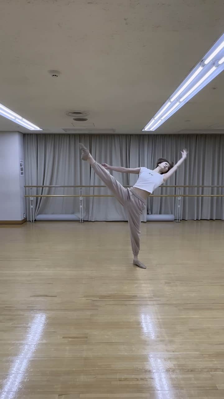 のインスタグラム：「踊りを踊る上で柔軟性を高めるとか筋力を作るとか やることって色々あるけれど、 タイミングを合わせる作業も結構大事‼️‼️  手を上げるタイミング 床を蹴るタイミング プッシュするタイミング...  なんのこっちゃ？？？と思われる方もいるかもしれませんが、タイミングを揃えることにより 回転数が増える バランスが長くなる ジャンプが高くなるということはめちゃくちゃありますっっ  #大凪真生 #大凪真生ダンススクール #ジャズダンス #宝塚 #宝塚OG」