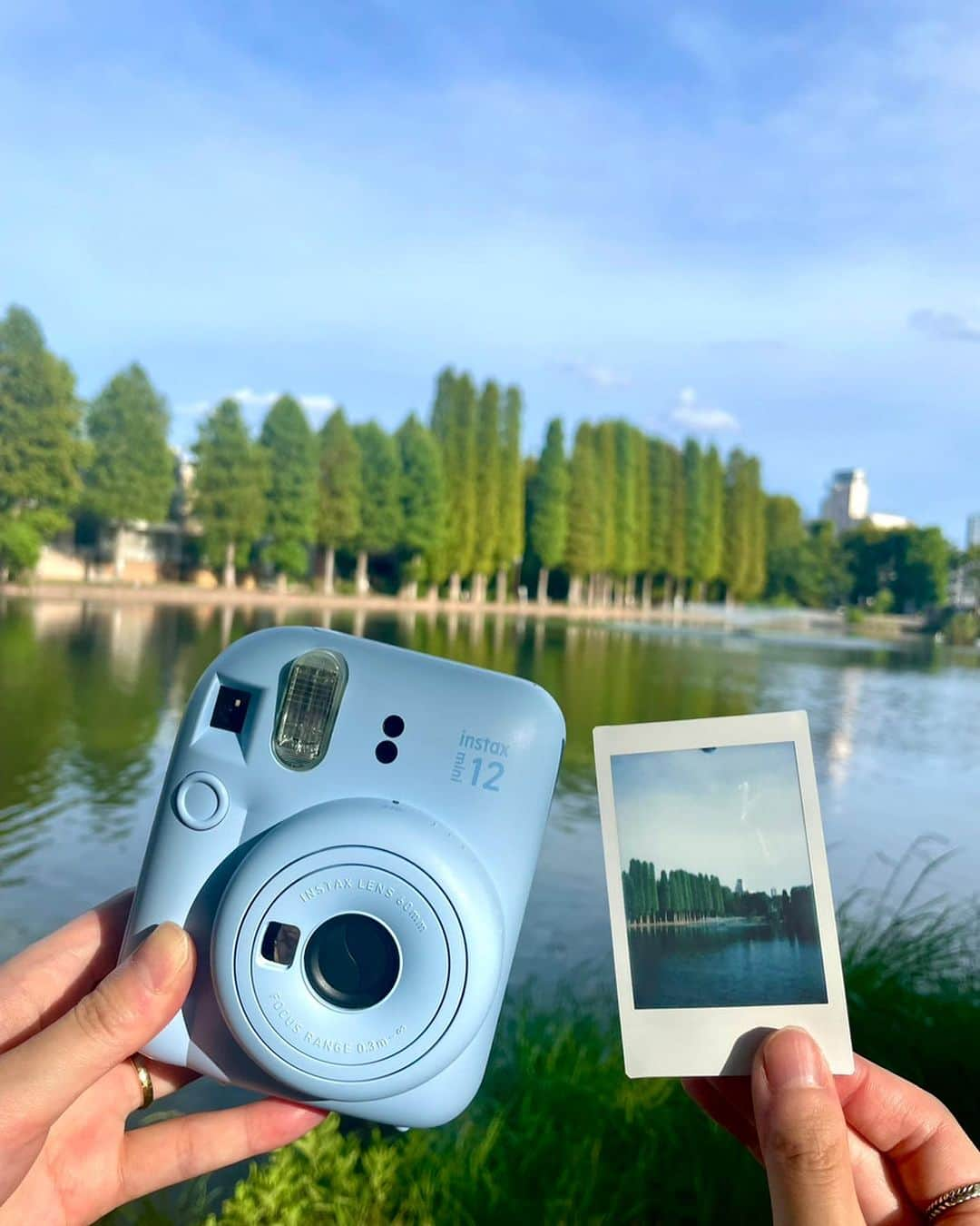 Fujifilm instaxさんのインスタグラム写真 - (Fujifilm instaxInstagram)「＼使ってみたい！と思ったら「📷」でコメントしてくださいね／ 【お散歩とチェキ🌲🚶‍♀️INSTAX mini 12】  だんだんと暑さが和らぎ、外を歩きやすい気候に🌿 お散歩にチェキを持っていけば、より楽しくなること間違いなしです✨  INSTAX mini 12は、はじめてチェキを使う人におすすめ。 明るさを自動で調整してくれる「オート露光機能」で、シャッターボタンを押すだけで屋外と屋内のどちらでも思い通りに撮影できます🪷  コンパクトで丸みのあるボディは、手に馴染みやすく持ち歩きにぴったりです☺️  ﹋﹋﹋﹋﹋﹋﹋﹋﹋﹋﹋﹋﹋﹋﹋﹋﹋﹋﹋﹋﹋﹋﹋﹋ ˗ˏˋ 「𝐢𝐧𝐬𝐭𝐚𝐱 <チェキ> 」公 式 ア カ ウ ン ト ˎˊ˗ 　チェキを楽しむためのヒントをたっぷりとお届け…🤍   　📷新商品情報 　📷すてきな投稿紹介  　📷 撮影アイデア  🏷 #チェキ #instax  タグ付け&メンションしてね♡  素敵な投稿はこのアカウントで紹介しちゃうかも🌷   𝑪𝑯𝑬𝑪𝑲 👉@cheki_instax ﹋﹋﹋﹋﹋﹋﹋﹋﹋﹋﹋﹋﹋﹋﹋﹋﹋﹋﹋﹋﹋﹋﹋﹋ #チェキ #INSTAXlife #INSTAX #INSTAXmini  #INSTAXcamera #cheki #FUJIFILM #富士フイルム #チェキのある生活 #マイチェキ #INSTAXmini12 #インスタックミニ12 #フィルムカメラのある生活 #フィルムカメラ #selfie #カメラ女子 #チェキ女子 #散歩写真 #散歩日和 #写真散歩 #マストアイテム #公園フォト #公園デート #日常を楽しむ #フィルムカメラ初心者 #撮るを楽しむ #カメラ日和」10月16日 18時06分 - cheki_instax