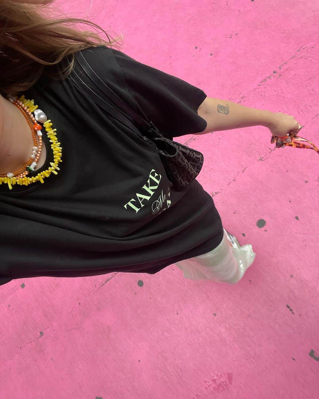 LOCAL HEROESのインスタグラム：「💐🎀🍡💗🌈 / wear colorful details even if it's fall @karoljia」
