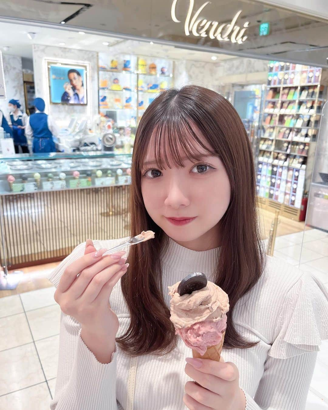 薮田こもものインスタグラム：「アイス〜🍦 みんな何アイスがすきですか♥︎  #venchi #ヴェンキ」