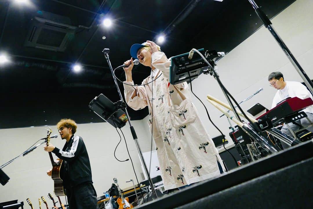 吉田山田のインスタグラム：「・ 🎸ライブ情報🎤  本日は＜吉田山田14周年記念ライブ～14祭～＞ライブリハーサル!! サポートに“はたっぷ”こと幡宮航太さんを迎え、リハーサルは着々と進んでいきます!!  皆さん聴きたいであろうあの曲も…!? 10/21(土)は品川インターシティホールにお集まりください!! チケットは各プレイガイドにて発売中!!  ★吉田山田14周年記念ライブ～14祭～★ 🗓10/21(土)16:00開場／17:00開演 👕13:00〜15:30 CD・グッズ先行販売 📍東京・品川インターシティホール  #吉田山田 #ライブ #14周年 #14祭 #ジュウヨンサイ #幡宮航太 #はたっぷ」