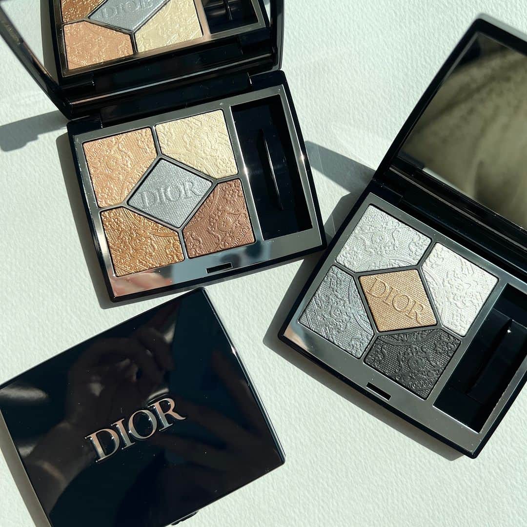のインスタグラム：「【#Dior 】のクリスマスコフレを紹介🎄😍パリを象徴するチュイルリーガーデンからインスパイアされた色とデザインをまとった2種の限定パレット🇫🇷🎨  ■ディオールショウ サンク クルール 各￥9570 ●043 ナイトウォーク（📸2枚目） チュイルリーガーデンの夜の遊歩道に映るシルバーハーモニー ●543 プロムナード ドレ（📸3枚目） チュイルリーガーデンに降り注ぐ太陽の光のようなゴールドハーモニー  🔖2023年11月3日（金）数量限定発売予定 ※一部限定店舗及び、ディオール公式オンライン ブティックにて2023年10月17日（火）より先行発売予定  ------------------------------------------- ⭐️🎄 クリスマスコフレを最速で公開中 ⭐️🎄 【@maquia.magazine】👈フォローお願いします🙏 人気ブランドの新作速報＆スウォッチを投稿中🧡 -------------------------------------------  #ディオール #クリスマスコフレ #クリスマスコフレ2023 #ホリデー #ホリデーコレクション #ホリデーコレクション2023 #マキア #maquia WEB編集Fu」
