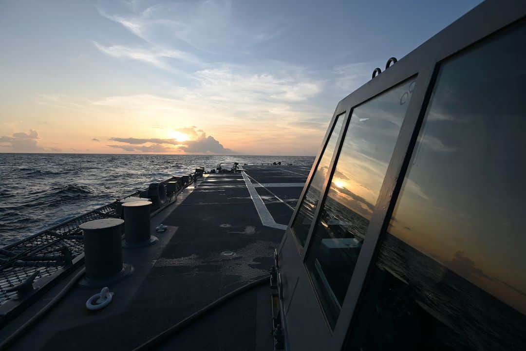 海上自衛隊さんのインスタグラム写真 - (海上自衛隊Instagram)「海上にて、夕日と共に🚢 今日もお疲れ様でした！  #ファインダー越しの世界 #海上自衛隊 #艦艇 #夕日 #JMSDF」10月16日 18時00分 - jmsdf_pr