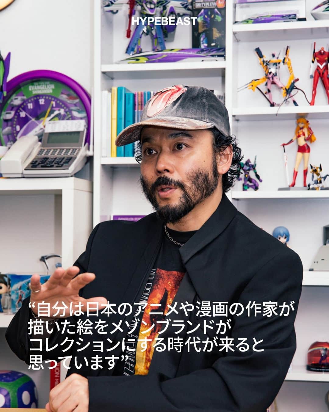 HYPEBEAST Japanさんのインスタグラム写真 - (HYPEBEAST JapanInstagram)「@hypebeaststyle : “ノマドな古着屋”として注目される weber（ウェーバー）チームがスタートした新プロジェクト @geeksrule_ 。映画を中心に多数のコラボアイテムもリリースしている weber と対照的に、この GEEKS RULE では、アニメやゲームといった題材にフォーカスしていくという。その第1・2弾として『エヴァンゲリオン』とチームアップしたTシャツが、8月に東京・原宿の GR8（グレイト）にて、10月に渋谷PARCOの 2G（ツージー）にて販売された。リリース前から話題を呼んでいたが、両日ともに長蛇の列ができ、後述のインタビューでも説明されているが、『エヴァンゲリオン』ファンからファッションコンシャスな層までを巻き込んだ熾烈な争奪戦に。  このたび Hypebeast では、第2弾の発売前に GEEKS RULE を主宰する畠中一樹、『エヴァンゲリオン』シリーズの著作権管理を行う「株式会社 グラウンドワークス」代表取締役 神村靖宏、いち早くファッションとしてのアニメTシャツを提唱してきた小木“Poggy”基史の座談会を実施。コラボレーションの背景から、『エヴァンゲリオン』関連グッズの歩み、ひいては日本的ファッションが進むべく道筋まで、踏み込んだ内容となった。  続きは @hypebeastjp のプロフィール🔗から Photo : Genya / Hypebeast, ©️khara / Project Eva.」10月16日 18時00分 - hypebeastjp