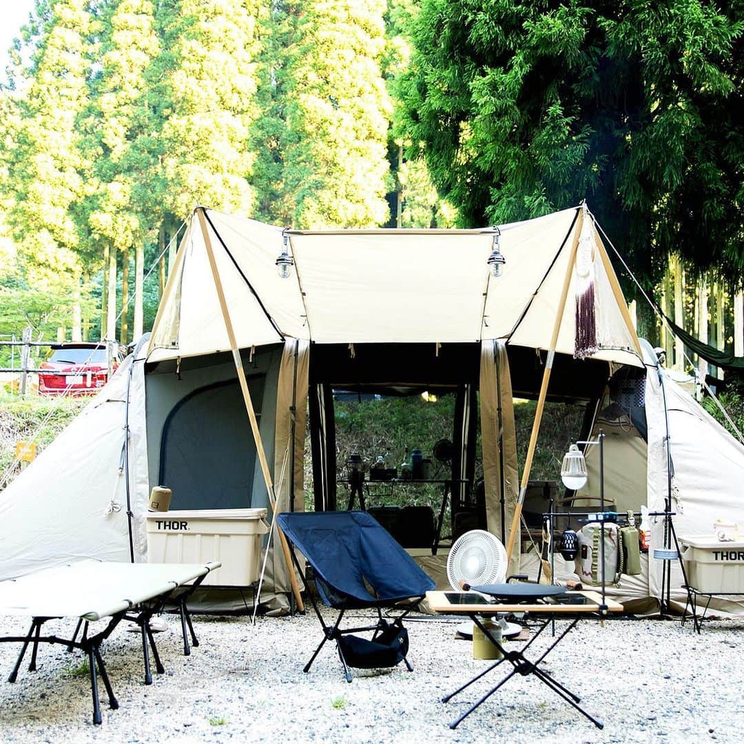 キャンプ情報サイト［ランタン］のインスタグラム：「CAMP SMILE STYLE ／ サバティカルのテントで涼しく過ごすファミキャン。 子供たちが全力で遊べるようなキャンプ場選びが大切 ＼ いろんなキャンパーのキャンプスタイルを現地取材と一般キャンパーからの投稿で数多く掲載してます。 . . 詳しくは @lantern.camp webサイトをご覧ください . . #camp #camping #camplife #outdoor #travel #trip #lantern_smile #キャンプ #キャンプ用品 #アウトドア #テント #自然 #旅行 #キャンプ初心者 #キャンプ好きな人と繋がりたい #アウトドア好きな人と繋がりたい #camper #外遊び #キャンプスタイル #かぶとの森テラス #ファミリーキャンプ #ファミキャン #SABBATICAL #サバティカル #shimcraft #シムクラフト #BAREBONES #ベアボーンズ」