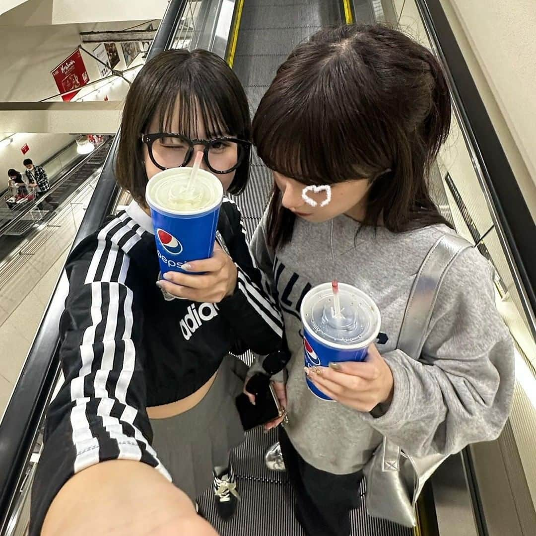 RiLiさんのインスタグラム写真 - (RiLiInstagram)「トレンドを抑えるならこのコーデに決まりっ🪄︎︎【ゲームシャツコーデ】🥣 🎽  スポーティーなアイテムを取り入れた このコーデが可愛すぎる🤦‍♀️♡  ゲームシャツ初心者さんはスカートを合わせて ガーリーな要素をプラスするのがオススメだよ❕🎀  ぜひ参考にしてみてね︎🫶  R i L i 編 集 部 🫧 Editor-chief @aosimmdr Editor @micomy_02 Writer @‌pink_breathing  🤍🤍🤍  Special thanks💐 Photo by⁣⁣ p.1 @_potetototo_  p.2 @kinkinkin00  p.3 @im__senaa  p.4 @__ange02  p.5 @kinkinkin00  p.6 @je0__r7  p.7 @naru._.um  p.8 @113yu   RiLiで紹介してもらいたい子は #rili_tokyo を付けてね❕  ⁣  #スポーツミックス #スポーツミックスコーデ #スポーツmix #スポーツmixコーデ #トラックジャケット #トラックジャケットコーデ #トラックジャケット女子 #アディダストラックジャケット #アディダスコーデ #ジャージコーデ #ゲームシャツ #ゲームシャツコーデ #マウジー #umbro_moussy #秋コーデ #ootd #お洒落さんと繋がりたい #가을코디 #오오티디」10月16日 18時00分 - rili.tokyo