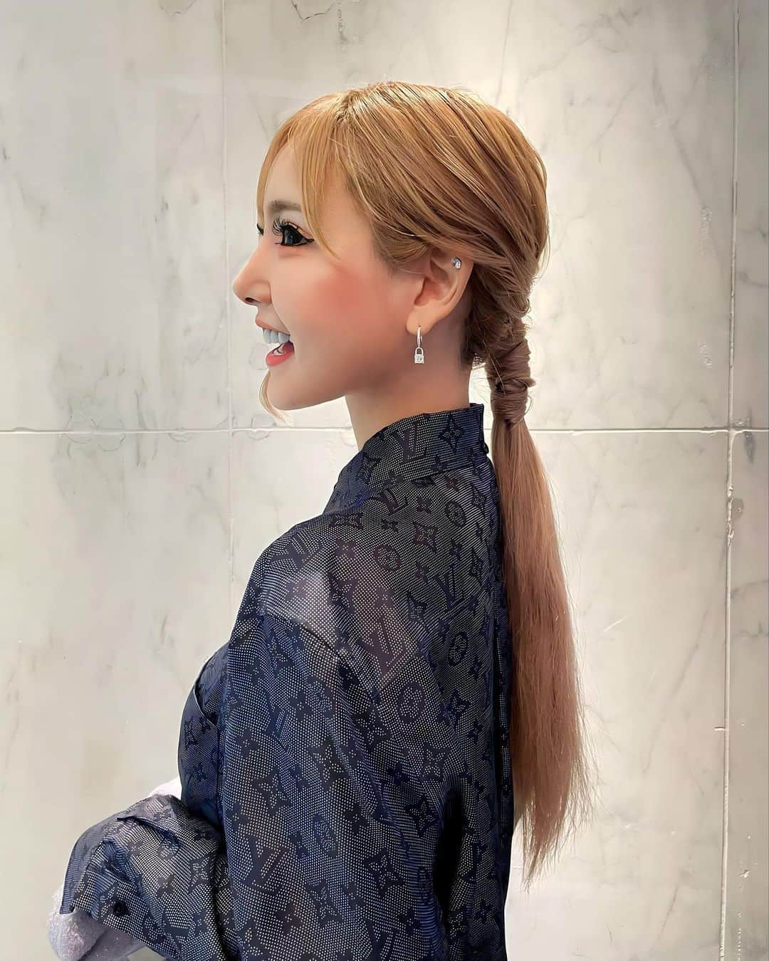 葉月芽生さんのインスタグラム写真 - (葉月芽生Instagram)「突然の報告にはなってしまいますが、 今月で2年社長を務めたJ-VOGUEを卒業させて頂きます🎓💐🌸 理由としては自分のスキルupや、ステップup、新たな挑戦の為です!!🌈  J-VOGUEの立ち上げメンバーとして、2年で銀座売上、組数共にNO.1のお店を作れたこと、最高なメンバーと仕事が出来たことを本当に誇りに思います❕☺️✨️ 初めての銀座で最初は抵抗もあったけど、まだ知らない世界の色んな出会いがあり、沢山の方々に支えられてすごく幸せで、勉強になった2年間でした！！ 関わってくれた方々に感謝の気持ちでいっぱいです🩵🙏🙏´- 女の子たちも素直で良い子たちばかりで、自分がキャバ嬢だったらこんなお店で働きたいなって思えるお店を作れたと思います👸🏻💜♫  今月は全力で銀座を盛り上げていきます💪🏻 ̖́- 私を育ててくれた大好きなJ-VOGUEをこれからもよろしくお願いします🏳️ ͗ ͗💕💕  これからのことはまた改めて報告させて頂きます🤍  J-VOGUE社長 葉月芽生」10月16日 18時01分 - mei_hazuki