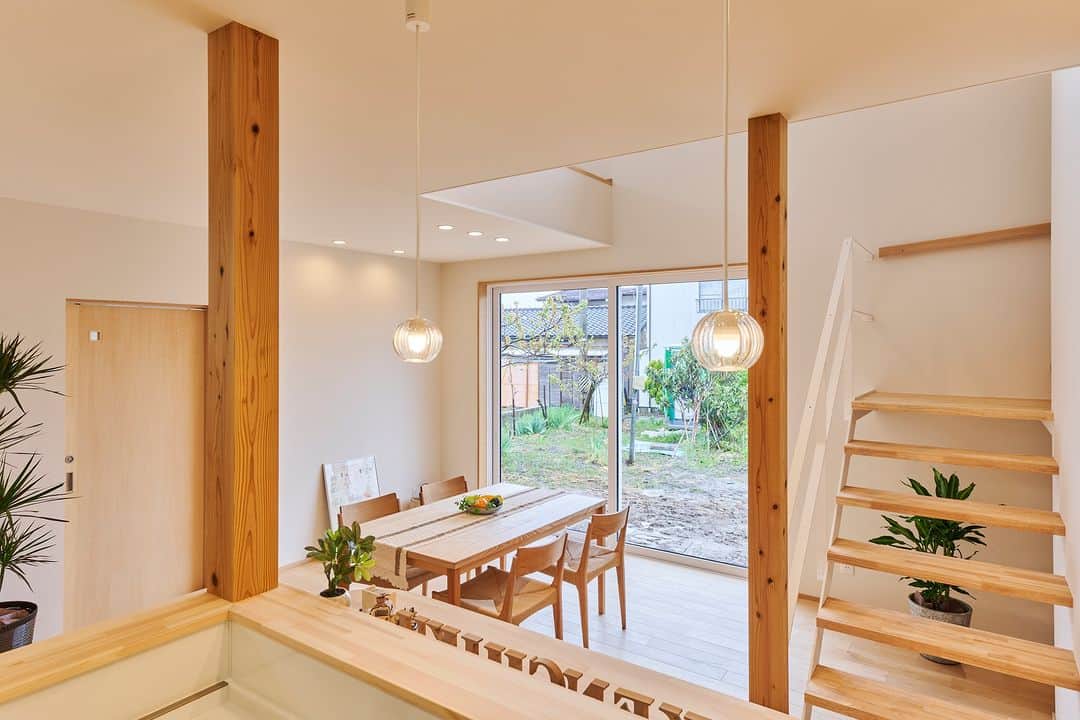 田中建築株式会社さんのインスタグラム写真 - (田中建築株式会社Instagram)「. .自然素材の無垢床カバ桜と階段に使用した白のアイアン手摺との相性がよく、ナチュラルで可愛らしいお家です🍀 . ☟【檀田モデルハウス内覧会】 10/21.22.28.29  ☑家事ラク動線！ ☑自然素材をふんだんに使用！ ☑ナチュラルでスタイリッシュ！ ☑ハイスペック標準仕様！  深呼吸したくなる、自然素材をふんだんに使用したお家の心地よさをご体感ください👀✨  ◎ご予約はこちら◎ HP／InstagramのDM／0120-048-770 完全予約制です🍀 ——————————— 田中建築の「定額制注文住宅」 「価格は定額。間取りは自由」 あなたスタイルのお家の実現が可能です。 素材と品質、インテリアにとことん こだわった“選べる” 長野の #定額制注文住宅　田中建築です。  田中建築は #長野市 #飯綱町 #信濃町 #中野市 #飯山市 #須坂市 #小布施町 #高山村 #千曲市 #木島平村 #山ノ内町 で #無垢材 を使った #自然素材 の高性能デザイン住宅 を手がける #工務店 です。  #長野市工務店 #自由設計 #シックハウス症候群 や #アレルギーのお子様 安心  #おしゃれな家 #木の家 #リビング #住宅補助金 #sdgs #女性設計士と建てる家  #お家づくり中の人と繋がりたい #リビングインテリア #リビング #リビング収納」10月16日 18時01分 - tanakakenchiku.co