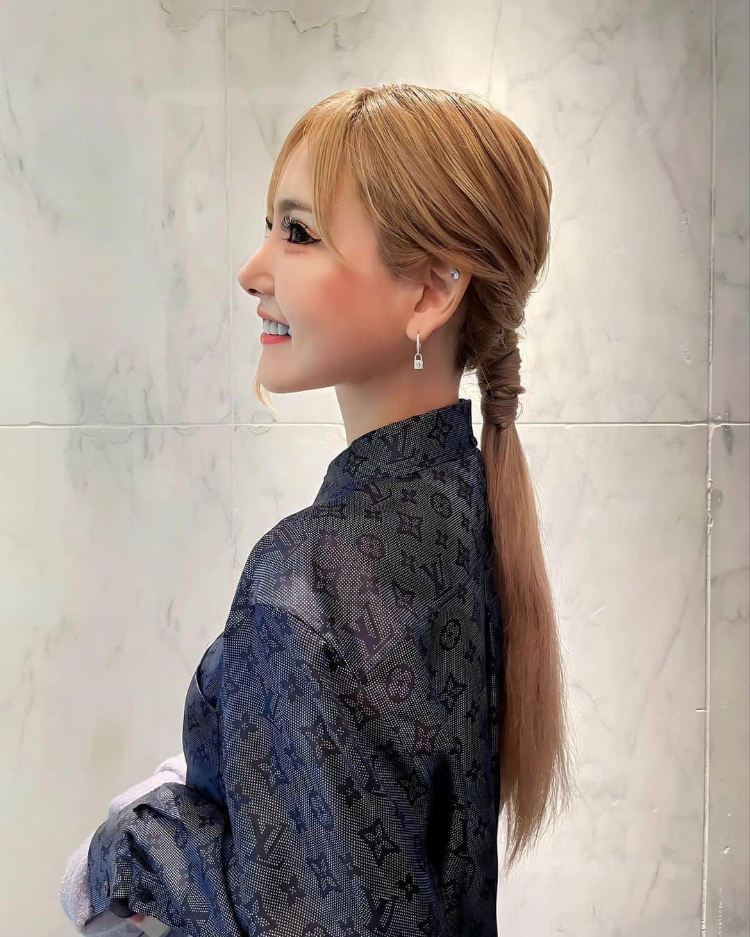 葉月芽生のインスタグラム：「突然の報告にはなってしまいますが、 今月で2年社長を務めたJ-VOGUEを卒業させて頂きます🎓💐🌸 理由としては自分のスキルupや、ステップup、新たな挑戦の為です!!🌈  J-VOGUEの立ち上げメンバーとして、2年で銀座売上、組数共にNO.1のお店を作れたこと、最高なメンバーと仕事が出来たことを本当に誇りに思います❕☺️✨️ 初めての銀座で最初は抵抗もあったけど、まだ知らない世界の色んな出会いがあり、沢山の方々に支えられてすごく幸せで、勉強になった2年間でした！！ 関わってくれた方々に感謝の気持ちでいっぱいです🩵🙏🙏´- 女の子たちも素直で良い子たちばかりで、自分がキャバ嬢だったらこんなお店で働きたいなって思えるお店を作れたと思います👸🏻💜♫  今月は全力で銀座を盛り上げていきます💪🏻 ̖́- 私を育ててくれた大好きなJ-VOGUEをこれからもよろしくお願いします🏳️ ͗ ͗💕💕  これからのことはまた改めて報告させて頂きます🤍  J-VOGUE社長 葉月芽生」