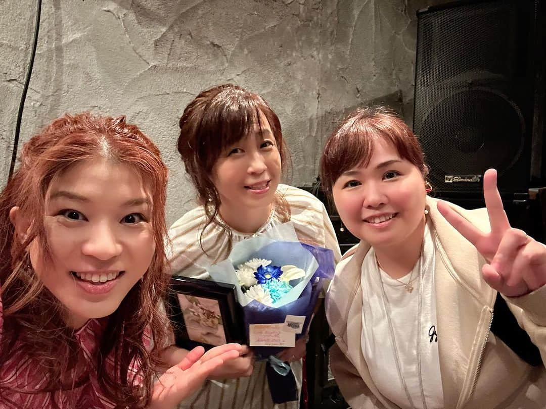 綾瀬マリアさんのインスタグラム写真 - (綾瀬マリアInstagram)「昨日のライブ🎤✨(2023.10.15)  仙台 エリ さん🍏も来て下さいました🌿 私が所属するプロダクションの社長です😊  仙「びっくりさせようと思ったのに」 私「ご来場者さまリスト見て先にびっくりしちゃいました💦」  中川 奈美 さん出演のライブに コーラスで出演させて頂きました🎼🎶  「うたかぜvol.6〜せんせーでばんですよー！〜」 小林優奈さん 橋村姫さん 津村友華さん 中川奈美さん(コーラス：綾瀬マリア、ピアノ🎹鷹野喜充さん)  声優3人で🎙️✨ 写真撮って頂きました💕  東京 御茶ノ水KAKADOステージ前」10月16日 18時01分 - ayasemaria