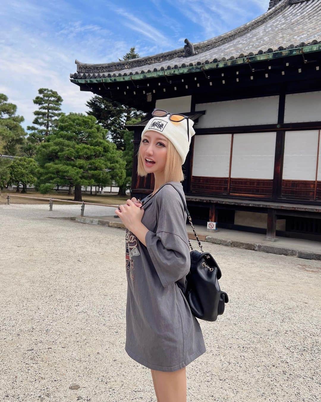 藤堂静華のインスタグラム：「︎︎︎︎︎︎☑︎   京都に行くと必ず行く二条城🏯🖤 今回も行けて大満足でした🤤🫶🏼  二の丸本殿にも入れて嬉しかった💕💕  3枚目は武士のつもりです🇯🇵  #京都#二条城#京都旅行#Kyoto #ootd#fashionstyle #followｍe#神社巡り」