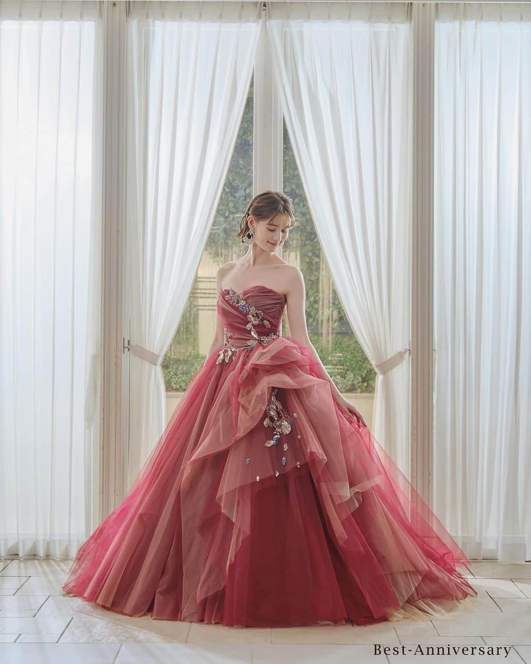 家族挙式さんのインスタグラム写真 - (家族挙式Instagram)「. 赤のチュールを重ねたカラードレスは ドレスそのものに奥行きや立体感があり素敵。  ハートネック＆フラワービジューが美しく 花嫁さまの立ち姿をエレガントに演出します。 . -------------------- @kazoku_wedding をフォローして、 #家族挙式 でお写真を投稿してくださいね＊* ----------------------- . “家族挙式ベスト“なら 【挙式・衣裳・美容・写真】が含まれた プランが99,000円〜叶います＊ ▽予約はTOPのリンクから❁ >>> @kazoku_wedding  ------------------- #家族挙式 #ベストアニバーサリー #家族 #Family #bestanniversary #少人数婚#ウェディング #結婚式準備#結婚式 #フォトウェディング #プレ花嫁 #卒花#日本中のプレ花嫁さんと繋がりたい #花嫁#卒花嫁#国内挙式 #ウェディングドレス #プラコレ #DRESSY花嫁 #花嫁コーデ #ブライダルコーディネート #花嫁コーディネート #衣装選び #ドレス試着 #試着レポ #カラードレス #赤ドレス #大人花嫁 #おしゃれ花嫁」10月16日 18時01分 - kazoku_wedding