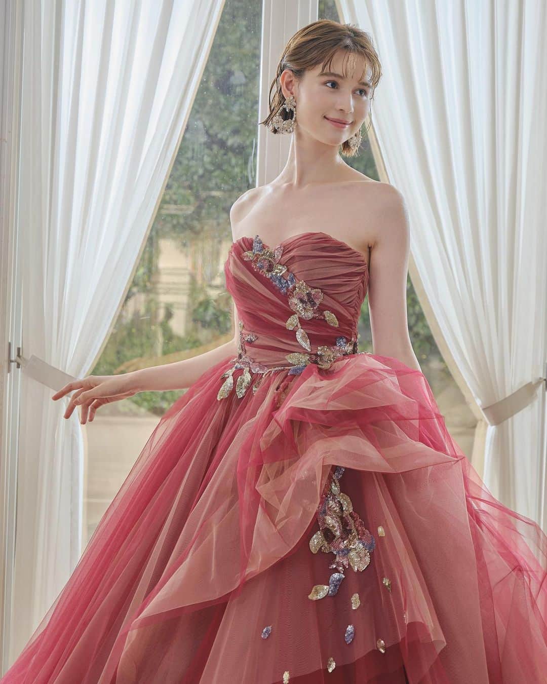 家族挙式のインスタグラム：「. 赤のチュールを重ねたカラードレスは ドレスそのものに奥行きや立体感があり素敵。  ハートネック＆フラワービジューが美しく 花嫁さまの立ち姿をエレガントに演出します。 . -------------------- @kazoku_wedding をフォローして、 #家族挙式 でお写真を投稿してくださいね＊* ----------------------- . “家族挙式ベスト“なら 【挙式・衣裳・美容・写真】が含まれた プランが99,000円〜叶います＊ ▽予約はTOPのリンクから❁ >>> @kazoku_wedding  ------------------- #家族挙式 #ベストアニバーサリー #家族 #Family #bestanniversary #少人数婚#ウェディング #結婚式準備#結婚式 #フォトウェディング #プレ花嫁 #卒花#日本中のプレ花嫁さんと繋がりたい #花嫁#卒花嫁#国内挙式 #ウェディングドレス #プラコレ #DRESSY花嫁 #花嫁コーデ #ブライダルコーディネート #花嫁コーディネート #衣装選び #ドレス試着 #試着レポ #カラードレス #赤ドレス #大人花嫁 #おしゃれ花嫁」