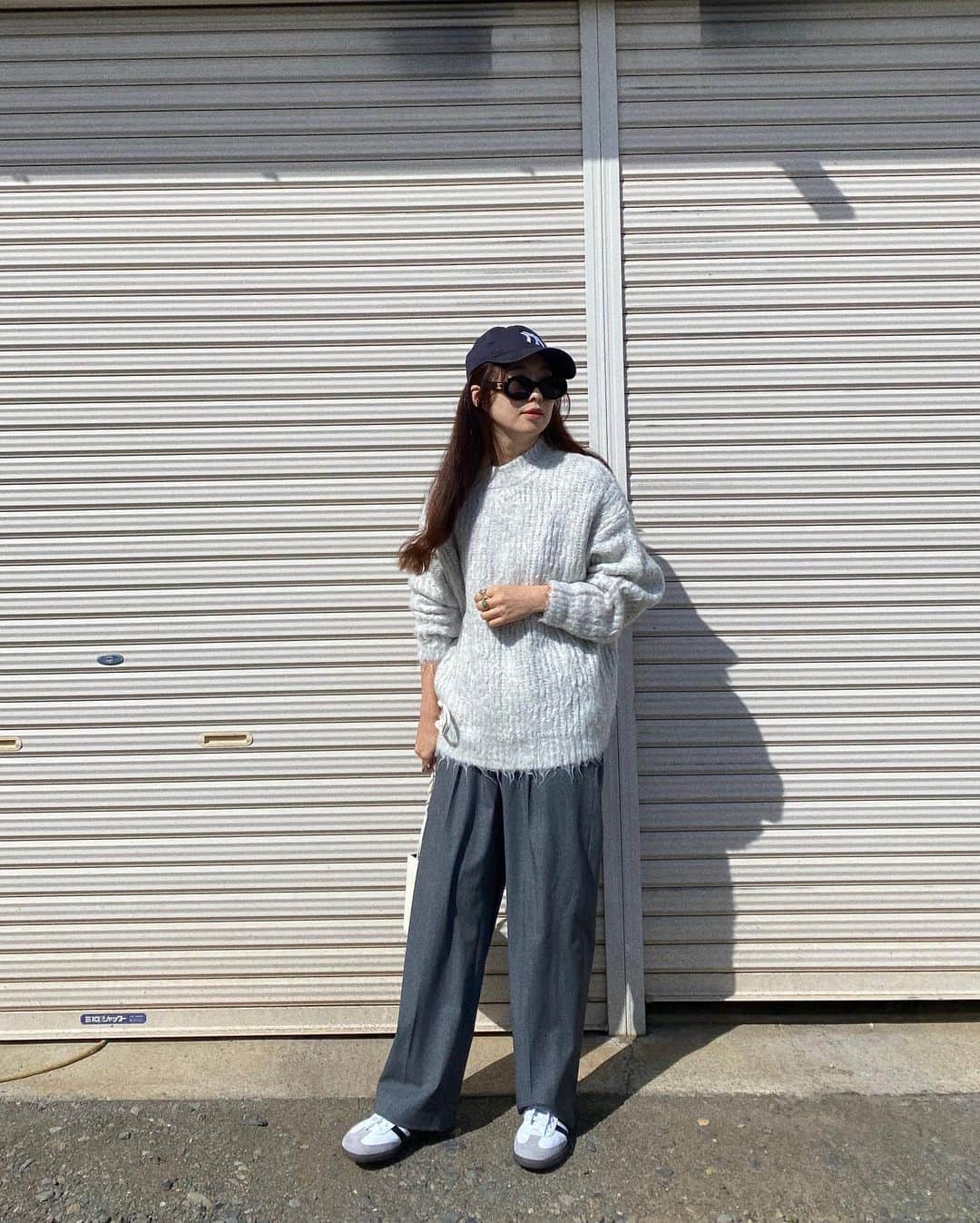 manamisotayutaのインスタグラム：「〻𝕔𝕠𝕣𝕕𝕚𝕟𝕒𝕥𝕖〻  @wego_official  のブラッシュニットプルオーバー♡ 毛足長めでふわふわかわいい♡ 今期流行りのグレーのワントーンで🩶  @wego_zozo  でお得だよ♡  ＊ ＊ #pr#zozotown購入品 #zozotown  #wego#ウィゴー #ニットコーデ  #ママコーデ#アラフォーコーデ #大人カジュアル #大人コーデ#秋コーデ #グレーコーデ#ワントーンコーデ」