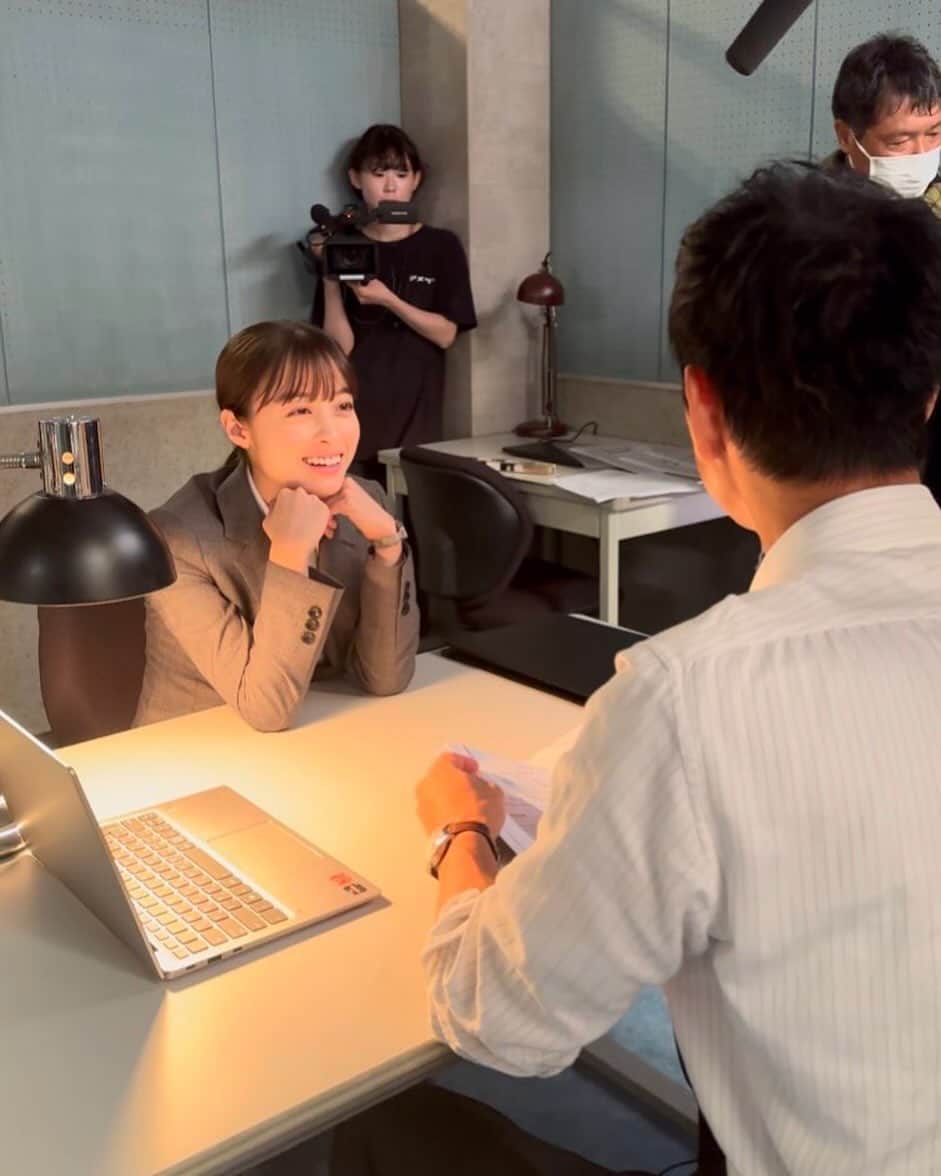 トクメイ！警視庁特別会計係のインスタグラム：「🚨トクレポ（トクメイ！レポート）  #橋本環奈 さん、 スタンバイ中のひと幕  なぜ、“特別会計係”のまどかが 取調室にいるのかは…… ⬇️⬇️⬇️で確認👀  #トクメイ #今夜10時スタート⏰  スタートまで、あと4️⃣時間‼️」