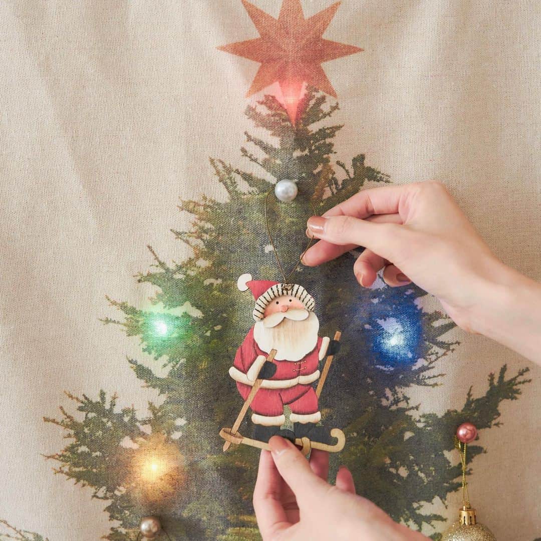 salut!さんのインスタグラム写真 - (salut!Instagram)「｟あとで見返すように保存がおすすめ🎄🎅｠ ･･････ 【Holiday collection】 ⁡ 探す楽しさ 選ぶ楽しさ 迷う楽しさ クリスマスのワクワクが溢れてる Marché de Noël ⁡ ･･････ ⁡ 【一部入荷遅れのお知らせ】 marché de Noël の一部商品が入荷遅れとなっております。 ⁡ ・ペグ人形5種 ・ミニミニオーナメントセット ・クリスマスオブジェ ・クリスマス暖炉オブジェ ・ウッドツリー ・LEDクリップキャンドル ・刺繍タペストリー2種 ⁡ 店舗・公式通販サイト共に入荷日は未定となっております。予めご了承下さい。 確定次第お知らせいたしますので発売までお待ちくださいませ。 ⁡ ─────────── ⁡ 公式通販サイトは @salut_shop トップページURLよりご確認下さいませ𓍯 ⁡ ─────────── 店舗により在庫状況が異なります。 一部店舗の営業時間等が異なる場合がございます。　 予め各館のHP等をお確かめくださいませ。 ご不便をお掛けして申し訳ございませんが予めご了承くださいますようよろしくお願いします。 ─────────── #サリュ #salut #クリスマス #クリスマス準備 #クリスマス雑貨 #子供部屋 #子供部屋インテリア #キッズルーム #お部屋 #お部屋紹介 #お部屋作り #お部屋づくり #お部屋コーディネート #模様替え #季節を楽しむ #季節を感じる暮らし #リビング #リビングインテリア #部屋作り #女子部屋 #こども部屋 #ルームツアー #インテリアコーディネート #プチプラ雑貨 #プチプラ小物 #プチプラ」10月16日 18時03分 - salut_shop