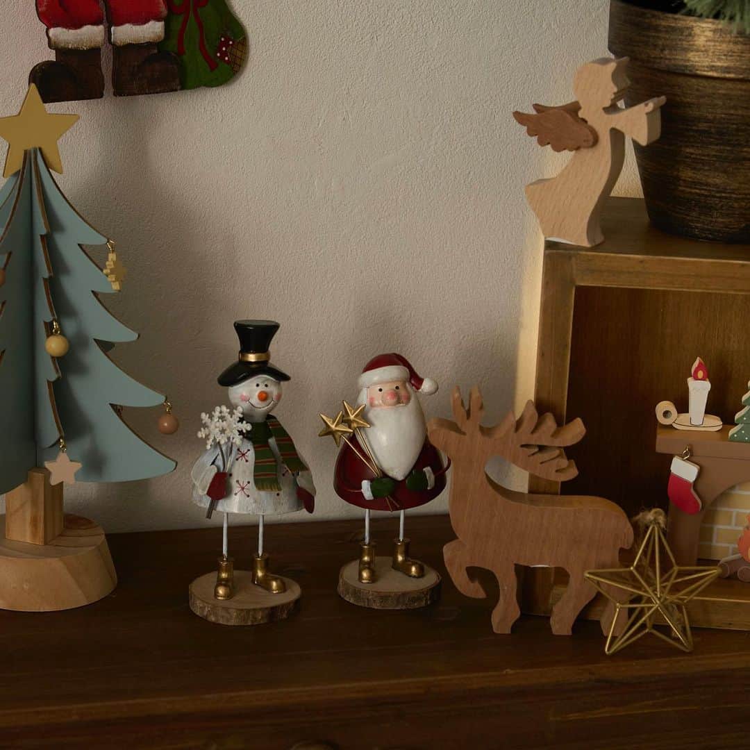 salut!さんのインスタグラム写真 - (salut!Instagram)「｟あとで見返すように保存がおすすめ🎄🎅｠ ･･････ 【Holiday collection】 ⁡ 探す楽しさ 選ぶ楽しさ 迷う楽しさ クリスマスのワクワクが溢れてる Marché de Noël ⁡ ･･････ ⁡ 【一部入荷遅れのお知らせ】 marché de Noël の一部商品が入荷遅れとなっております。 ⁡ ・ペグ人形5種 ・ミニミニオーナメントセット ・クリスマスオブジェ ・クリスマス暖炉オブジェ ・ウッドツリー ・LEDクリップキャンドル ・刺繍タペストリー2種 ⁡ 店舗・公式通販サイト共に入荷日は未定となっております。予めご了承下さい。 確定次第お知らせいたしますので発売までお待ちくださいませ。 ⁡ ─────────── ⁡ 公式通販サイトは @salut_shop トップページURLよりご確認下さいませ𓍯 ⁡ ─────────── 店舗により在庫状況が異なります。 一部店舗の営業時間等が異なる場合がございます。　 予め各館のHP等をお確かめくださいませ。 ご不便をお掛けして申し訳ございませんが予めご了承くださいますようよろしくお願いします。 ─────────── #サリュ #salut #クリスマス #クリスマス準備 #クリスマス雑貨 #子供部屋 #子供部屋インテリア #キッズルーム #お部屋 #お部屋紹介 #お部屋作り #お部屋づくり #お部屋コーディネート #模様替え #季節を楽しむ #季節を感じる暮らし #リビング #リビングインテリア #部屋作り #女子部屋 #こども部屋 #ルームツアー #インテリアコーディネート #プチプラ雑貨 #プチプラ小物 #プチプラ」10月16日 18時03分 - salut_shop