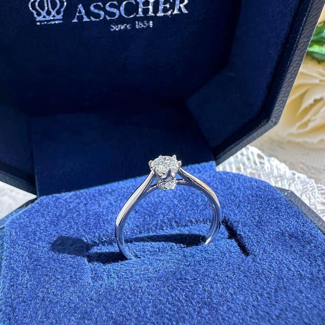 JKプラネット銀座.表参道.福岡|結婚指輪セレクトショップのインスタグラム：「【ROYAL ASSCHER 正規取扱店 JKPLANET】 『世界でただひとつ、ロイヤルの称号』をもつダイヤモンドカッターズブランド『ROYAL ASSCHER(ロイヤル・アッシャー)』。1854年オランダ・アムステルダムで創設された160年の歴史を持ち、いつの時代も、美しく輝くダイヤモンドとして世界中の王室・皇室から称賛を集めるダイヤモンド。それが『ロイヤル・アッシャー』です。原石選びからカット・仕上げに至るまで徹底したクラフトマンシップが生み出すダイヤモンドの歴史に磨かれた高貴な輝きをお楽しみ下さい。 『ロイヤル・アッシャー』はダイヤモンドの世界三大カッターズブランドと呼ばれております。  婚約指輪💍: ERA817 エンゲージリングの台座に、ブランドを象徴するアイコンである王冠の意匠を施した「クラウン（CROWN）」。まるで王冠のように、台座部分にメレダイヤを取り巻き、上部にメインダイヤを優雅にセット。クラウンの持つ、高貴さ、そして華やかさが感じられます💎  結婚指輪:WRB069/WRA059 ゆるやかにデザインされたさり気ないＶ字フォルムは、指をすっきりと綺麗に見せてくれるとともに上品さや優雅な雰囲気を醸し出します。エッジの柔らかさにこだわったエンゲージリングとの重ね付けもしやすいデザインです✨  ロイヤルアッシャー正規取扱店 🔽JKPLANET  SHOP LIST🔽 銀座本店・横浜元町店・福岡天神店・宮崎橘通り店・鹿児島天文館店  #JKPLANET #JKプラネット #結婚指輪のセレクトショップ  #ロイヤルアッシャー #royalasscher  #結婚指輪  #マリッジリング  #婚約指輪 #エンゲージリング  #ダイヤモンド #ロイヤルアッシャーダイヤモンド #ダイヤモンドジュエリー　#luxuryjewelry #ウェディング #ブライダルリング #指輪  #プロポーズ #プロポーズリング #婚約しました #結婚指輪探し #婚約指輪探し  #💍 #婚約指輪と重ね付け　 #前撮り #フォトウェディング  #入籍 #入籍しました #入籍報告 #プレ花嫁さんと繋がりたい #weddingring」