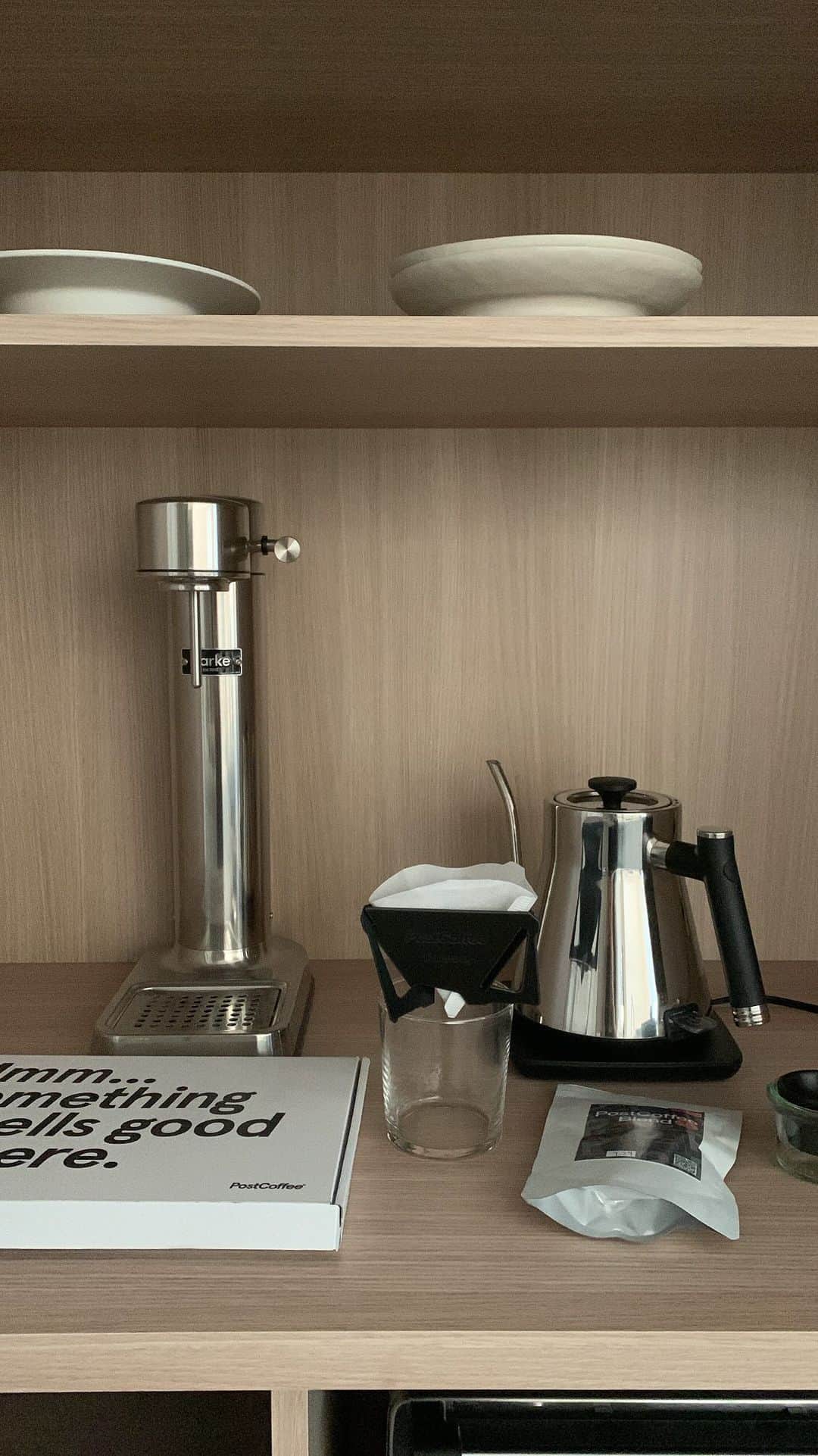 K A O R Iのインスタグラム：「| coffee time コーヒー大好きで1日に数杯飲んでるのだけど 今回嬉しいことに @postcoffee.co さんとパートナーに☕️  簡単なアンケートに答えて 自分好みの専用のコーヒーBOXがポストに届く定期便✉︎ BOXに3pack入ってて それを選ぶのも毎日の楽しみに 飲んだことないコーヒーを色々試して飲めるのってほんとワクワクして最高🤭  ちなみにわたしの診断結果は📄 ꓆中煎り多め,たまに違うテイストも飲む Medium Lover という結果でした☕️꓆  気になる方はこちらのクーポン使えるそうです ⚫︎初回700円OFF クーポン▶︎xokaori700 https://postcoffee.co/subscription/  #postcoffee#coffeetime」