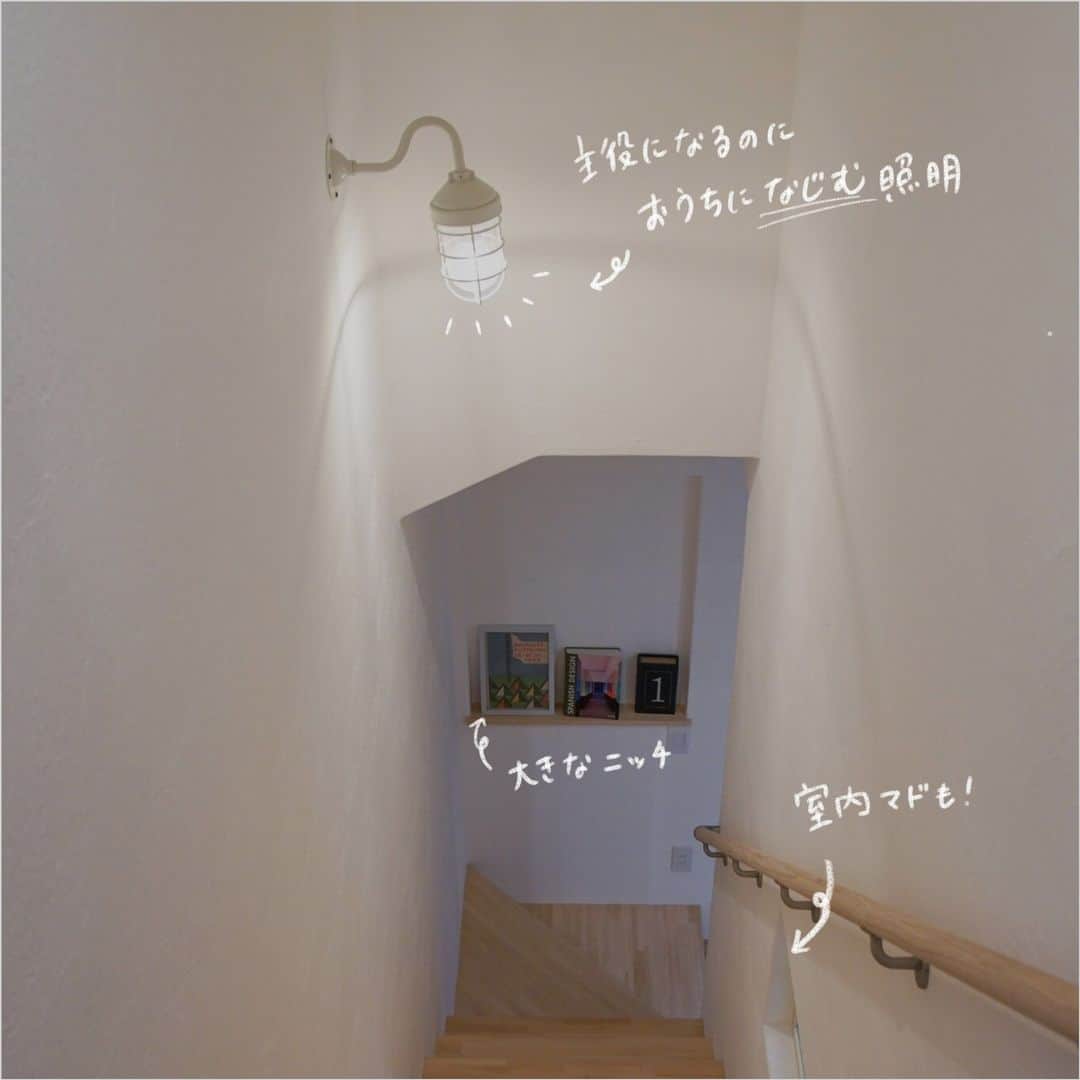 satsumahomeのインスタグラム：「階段もこだわりが詰まった空間に📚  ＿＿＿＿＿＿＿＿＿＿＿＿＿＿＿＿＿＿＿＿＿＿＿＿＿  「体に良くないものは使わない」  漆喰や無垢材などの自然素材だけを使って建てる。 体に安心・安全な無添加の家。 豊中市・箕面市を中心とした北摂エリアで注文住宅を建てる専門工務店です。 ＿＿＿＿＿＿＿＿＿＿＿＿＿＿＿＿＿＿＿＿＿＿＿＿＿＿ さつまのリフォーム ▷@picnicstudio_osaka さつまの不動産　 ▷@sh.fudousan さつまのLINE ▷@sh.lineinfo  #さつまホーム #無添加住宅 #漆喰 #洗面所  #マイホーム記録 #注文住宅 #家づくり #施工事例 #いえすたぐらむ #おうち時間を楽しむ #ルームツアー #後悔しない家づくり #工務店だからつくれる家 #こだわりの家 #高気密高断熱 #設計事務所 #HEAT20 #自然素材の家 #デザイン住宅 #シックハウス対策」