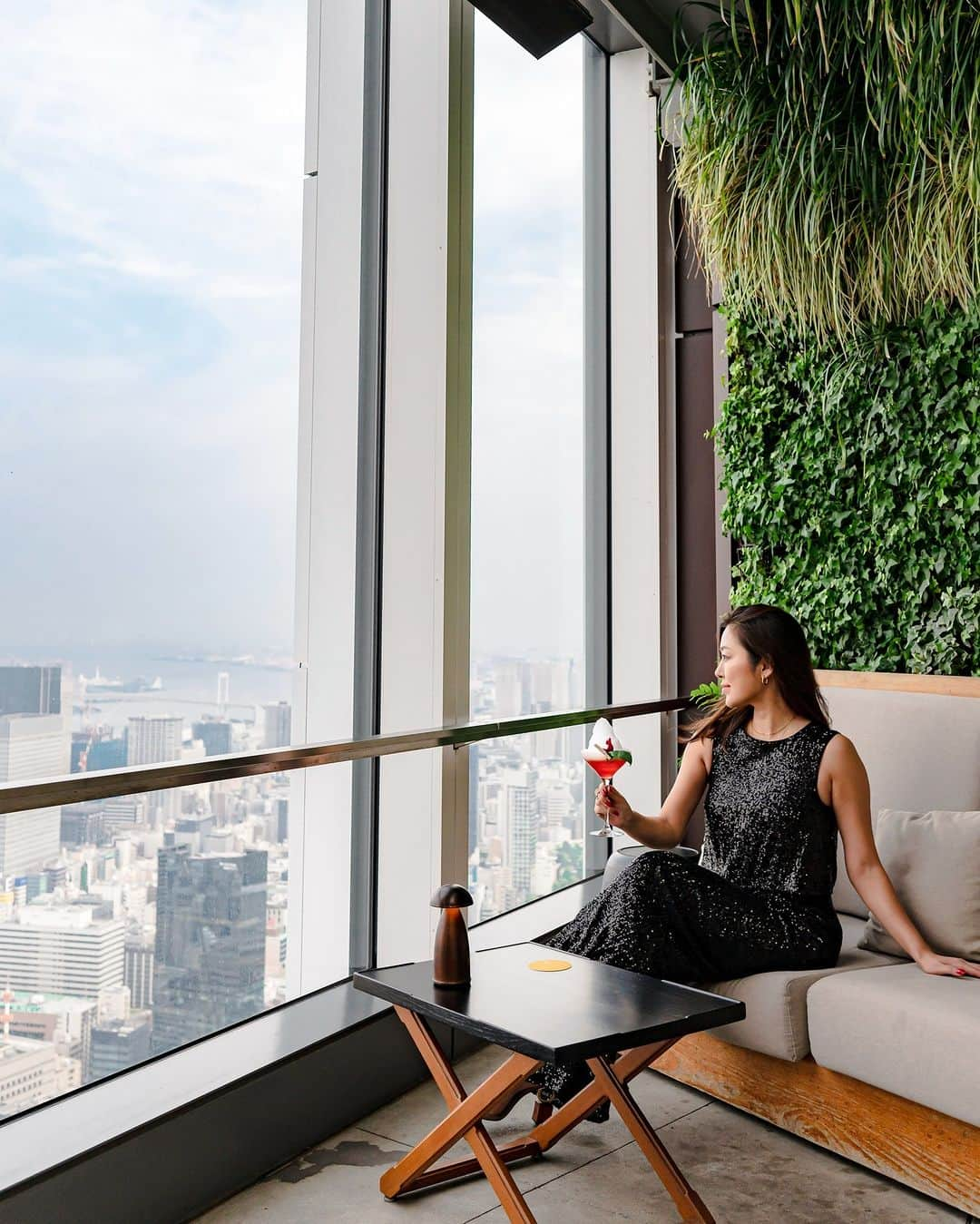 Andaz Tokyo アンダーズ 東京のインスタグラム：「すがすがしい秋晴れでスタートした月曜日。空気が澄み渡るこれからの季節は暮れゆく街並みをよりクリアにご覧いただけます🍸眼下に広がる美しい夜景を眺めながらミクソロジストの技巧光るプレミアムなカクテルをご堪能ください。  ========= #夜景デート #マジックアワー #駅直結 #hotelbar #tokyorestaurant #東京ホテル #beautifulhotels #tokyohotel #tokyogourmet #toranomon #絶景ホテル #ルーフトップバー #rooftopbar #luxuryhotel #ホテルステイ #ホテル好き #ライフスタイルホテル #ラグジュアリーホテル #カクテル #ホテルバー #hotellounge #虎ノ門ヒルズ #カクテル好き #toranomonhills #アンダーズ東京 #andaztokyo」