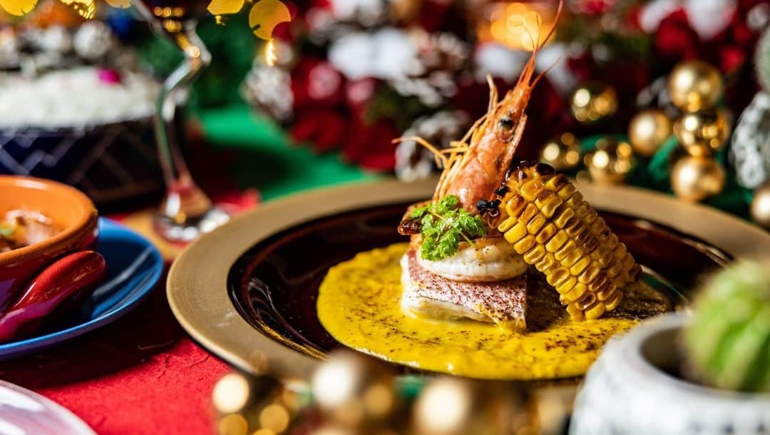 ESTINATE HOTELさんのインスタグラム写真 - (ESTINATE HOTELInstagram)「🎄10月18日（水）から「ESTINATE HOTEL 那覇」で予約がスタート🌟⁠ カラフルでアートなモダンメキシカンのクリスマスコースが登場！一皿ごとにテーマカラーが楽しめる特別なクリスマスプランです。⁠ 🌮 メキシコの賑やかなクリスマスに敬意を表し、目を楽しませるデザインとスペイン風のカラーが魅力🎅🏾個性的なクリスマスを楽しみたい方、美味しい料理を楽しみたい方、大切な人と一緒に、視覚的に楽しいクリスマスをお過ごしください🥰⁠ ⁠ ・⁠ ⁠ 🎄 Starting from October 18th (Wednesday), reservations open at "ESTINATE HOTEL Naha" 🌟⁠ Introducing a colorful and artistic Modern Mexican Christmas Course! A special Christmas plan where you can enjoy a unique theme color with every dish. 🌮 Paying homage to Mexico's festive Christmas, the delightful designs and Spanish-themed colors are a highlight. Whether you're looking for a distinctive Christmas celebration, a delightful culinary experience, or simply want to share a visually enjoyable Christmas with loved ones, come join us! 🥰⁠ ⁠ ・⁠ ⁠  🌟10月18日（星期三）起，您可以在「ESTINATE HOTEL 那覇」預訂多彩且現代墨西哥聖誕套餐🎄每一道菜都搭配獨特的主題顏色🌮 作為對墨西哥節慶的敬意，迷人的設計和西班牙風格的色彩是一大亮點。不論您正在尋找獨特的聖誕慶祝活動，美食體驗，或者只是想和親朋好友一同享受視覺盛宴的聖誕夜晚，都歡迎預訂喔🥰⁠ ⁠ ⁠ ⁠ -----⁠ ESTINATE HOTEL NAHAは、旅の次が見つかるカジュアルホテルです！👉@estinate_hotel_naha⁠ ⁠ 『旅は不完全なほどおもしろい、⁠ 旅の計画には余白を。⁠ それは、あなたの旅が素晴らしい体験になる第一歩』⁠ ⁠ #estinatehotel⁠ #estinatelounge⁠ #livelyhotels⁠ ⁠ #naha#okinawa#okinawahotel#okinawatrip#visitokinawa#那覇ホテル#沖縄ホテル#那覇観光#那覇旅行#沖縄観光#沖縄旅行#沖縄行きたい#国内旅行好き#holidays #xmas #christmastime#mexico #mexicanfood#okinawalife#okinawafood#那覇グルメ#沖縄グルメ#クリスマスディナー」10月16日 18時10分 - estinate_hotel_naha