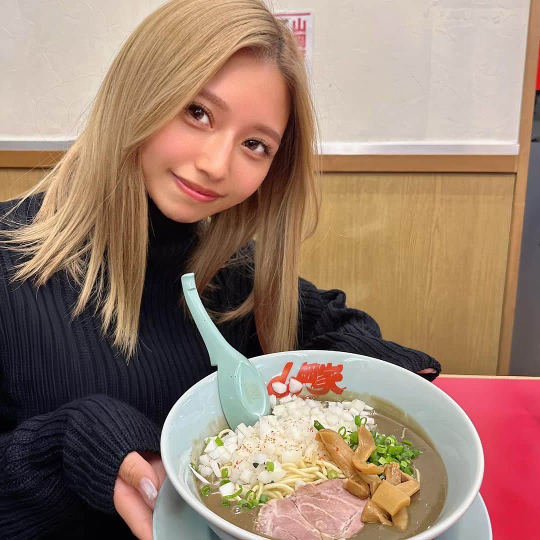 なーちゃんさんのインスタグラム写真 - (なーちゃんInstagram)「・ ずっと行ってみたかった山岡家ラーメン🍜✨✨ 友達と半分ずつで、1つは鬼煮干しラーメンにしてみたよ🐟 超濃厚でドロドロだから食べ終わるまで冷めなかった😆 特製味噌ラーメンは安定の美味しさ✨✨ 麺は柔らかめが好きなんだ🥰 ・ ・ ・ #山岡家 #ラーメン #煮干しラーメン #味噌ラーメン #グルメ #ラーメン女子」10月16日 18時12分 - nanasan_gram7