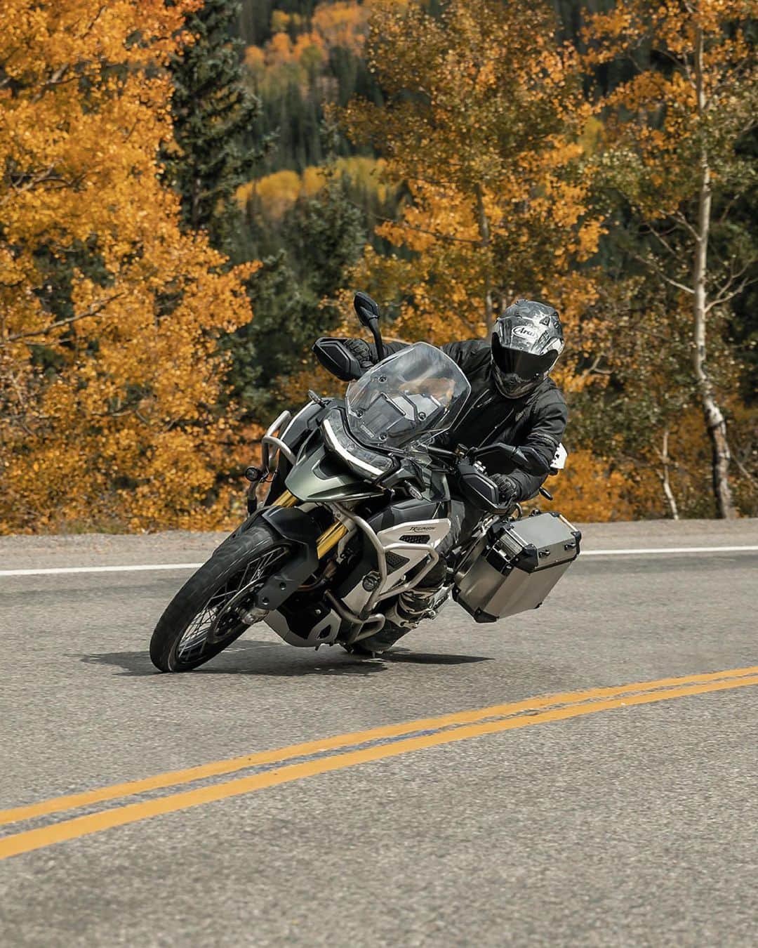 のインスタグラム：「バイクを万全な状態にして、さらに走りを楽しみましょう。  トライアンフの点検整備はいつでもオンラインで2分ほどでご予約いただけます。 販売店のスタッフがバイクの整備進行状況を常にお知らせします。また、予定以外の項目が発生した場合にも都度ご連絡致します。  #TriumphTotalCare #トライアンフ #バイク #バイク好きな人と繋がりたい #バイクのある風景 #バイクが好きだ #バイク好き #バイク乗りと繋がりたい #理想のライドがそこにある #triumph #ForTheRide #OfficialTriumph #TriumphMotorcycles」