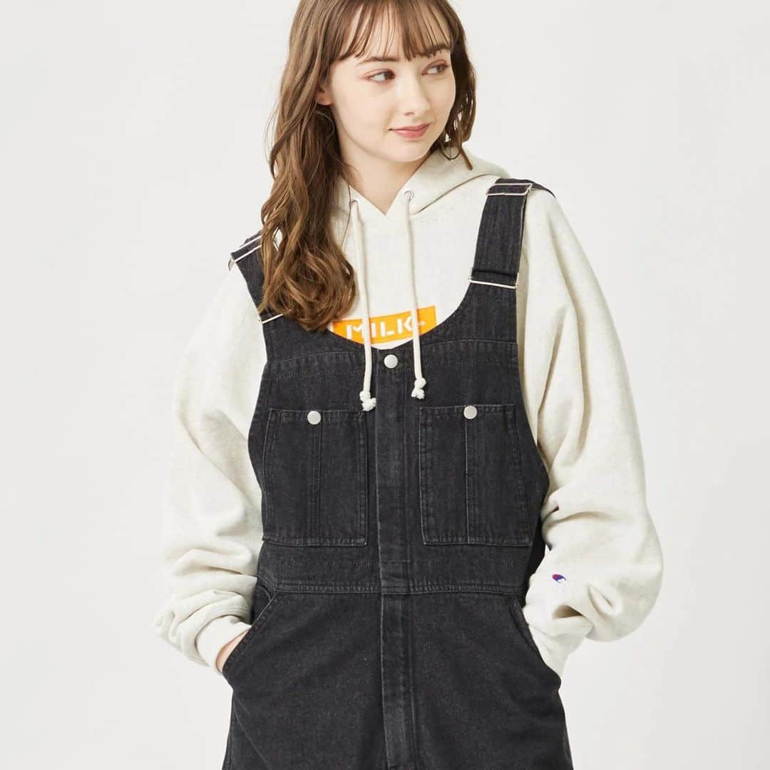 のインスタグラム：「【西館3F MILKFED.】  MILKFED.ⅹCHAMPION SWEAT HOODIE ¥16,500 (tax in)  毎年大人気！＼MILKFED.×CHAMPION(チャンピオン)／ カラバリ豊富なスウェットパーカーが登場   ■ふわふわとした触り心地の裏起毛素材を使用したスウェットトップス  ■裾のパッチと袖のワッペンがさりげないワンポイント  ■フロントのMILKFED.ロゴは刺繍デザインになっていて、カジュアルながらも高級感のある仕上がりに  ■肩がストンと落ちるシルエットで、腕や肩が動かしやすく、肩幅を気にすることなく着られます  ■サイズが選べるS/M展開  <店舗通信販売のご案内🔎＞ 全ての商品で店舗通販を承っております！ 商品に関するご相談など、 お気軽にお電話にてお問い合わせください📞 TEL: 052-249-4545」