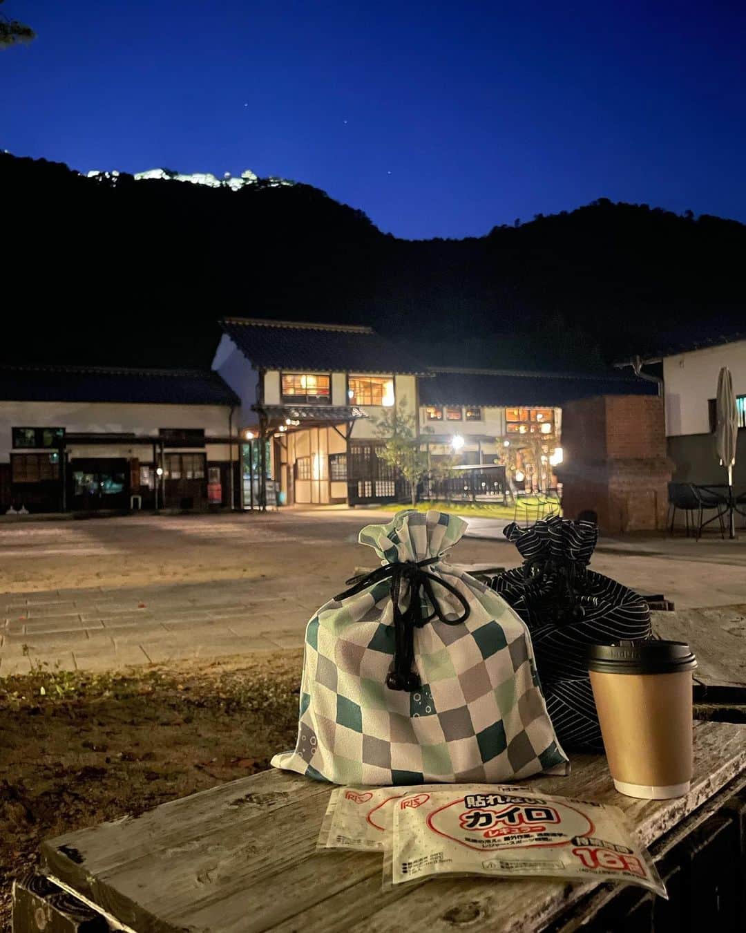 竹田城 城下町 ホテルEN（えん）のインスタグラム：「・ 自然が創り出す絶景に出会う旅。 心と身体を温める 【雲海登山セット】と共に。 ----  朝晩の冷え込みが厳しくなってきた竹田のまち いよいよ、雲海のトップシーズンを迎えます。  一期一会の絶景を求めて進まれる皆様へ 素敵な景色に出会えますようにとの想いを込めて、身も心も温まる雲海登山セットをご用意いたしました。  数量限定となりますので、お申込みはお早めに。 竹田の歴史と自然が織りなす絶景と共にお待ちしております。  ---- 【雲海登山セット】 ◾️セット内容 ・懐中電灯 ・カイロ ・サーモス&温かいお飲み物  ◾️申し込み方法 当館HP該当フォームよりご予約ください。 ※数量限定でのご用意となります。お申し込みはお早めにお済ませください。  ※当館Instagramプロフィール欄・ハイライトからHPへアクセス可能です。」