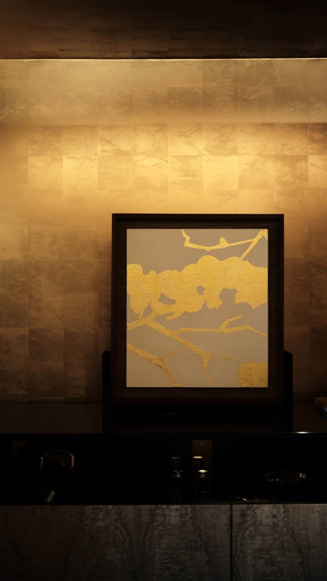 のインスタグラム：「Welcome to the realm of “Golden Slumbers” at @parkhyattkyoto. Encounter a curated selection and become immersed in the ancient capital’s unbroken flow of time as sacred traditions are interpreted through exquisite works of art.  Share your own images with us by tagging @parkhyatttokyo ————————————————————— #parkhyatt #parkhyattkyoto #luxuryispersonal #artstagram #artlover #discoverkyoto​  @hyatt @parkhyatt @parkhyattkyoto​」