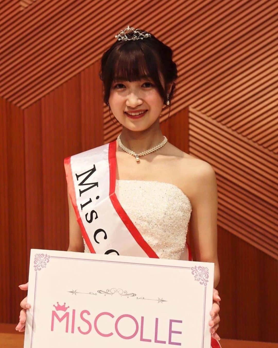 後藤沙梨花のインスタグラム：「・ MISCOLLE賞に輝いたのは  【エントリーNo.5 福山莉央】さんです✨  福山さんにはMISCOLLE様より  スターバックスカード1万円分  が贈られました☕️  _____________福山さんからのコメント____________  MISCOLLE様から、このような賞をいただくことができ、大変光栄に思います。勉強などの息抜きに、スターバックスをたくさん利用したいです✨とても嬉しいです🤍これからも、自分の可能性を信じて、たくさんのことに挑戦していきたいです。ありがとうございました！💞  _____________________________________________  ご協賛ありがとうございました！  #学習院女子大学 #和祭 #gwc #Missgwc2023 #misscontest2023 #ミス和コンテスト #ミスコンテスト　#ミス和 #gakushuinwomenscollege #ミス和コンテスト2023 #ミスコン #春からgwc #学女 #学女ミスコン #ミスコンファイナリスト」